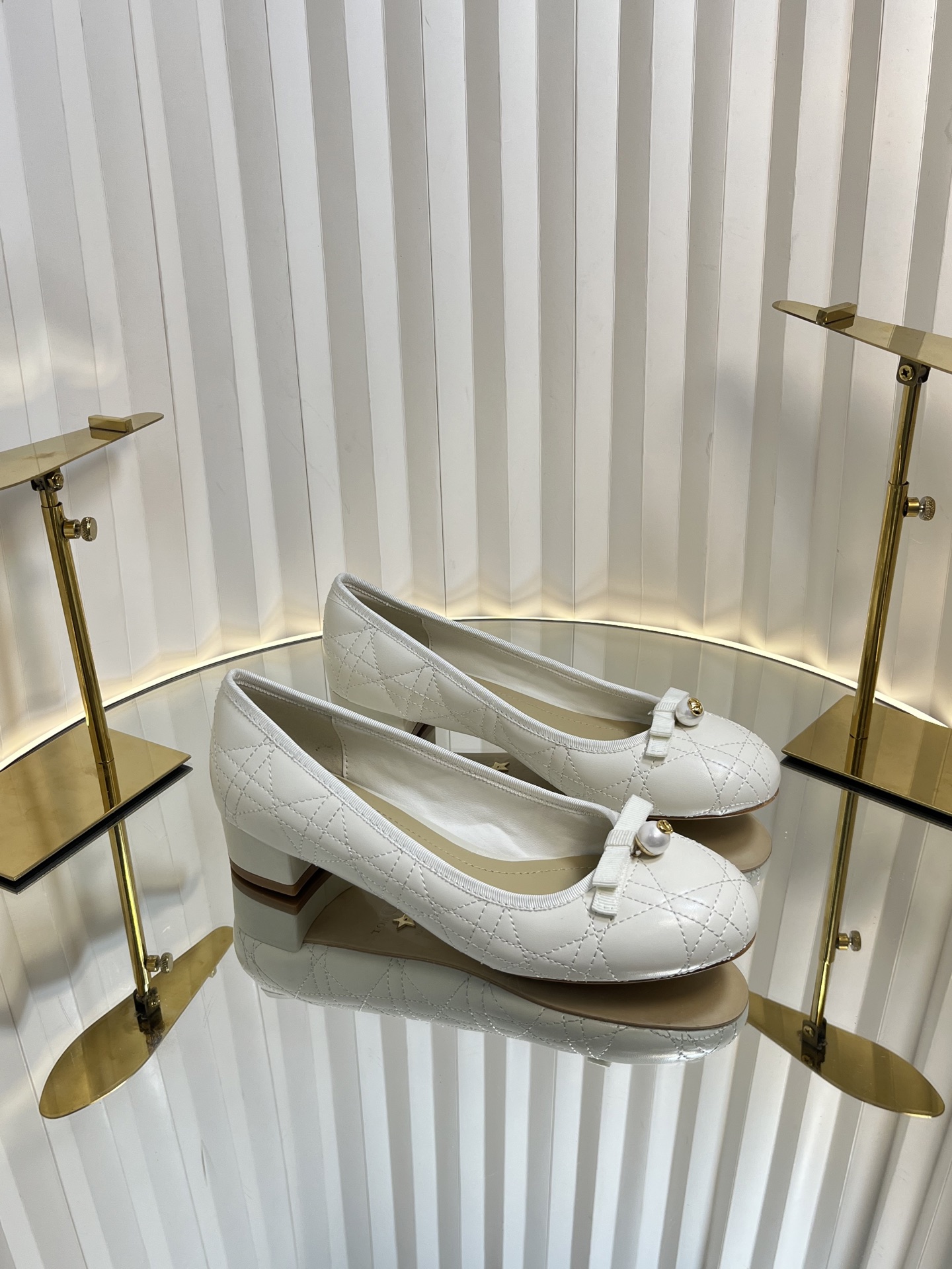 NO:173824,Dior Dior 2025 Spring and Summer Haute Couture Series New Ballet Signature Electric Embroidered Vine Plaid Low Heel Ballerian Shoes CD Letter Logo Pearl Button Heel Button Sandals Material Imported Metal Sheepskin/Environmental Viagra Plaid Thick Tweed   Water-Dyeed Sheepskin Inner   Italian Leather Outsole Heel Heel Heel: 3.5CM Standard Size Code 34-43 (34.40.41.42.43 Customized No Return or Exchange), Single Shoes, Dior, Dior, Sandals, Sheepskin, Leather Soles19860909迪奥 Dior 2025春夏高定系列新款 Ballet 标志性电绣藤格纹低跟芭蕾舞女鞋 CD字母logo珍珠扣粗跟蝴蝶结凉鞋 材质进口金属羊皮/环保藤格纹粗花呢 水染羊皮内里 意大利真皮大底 跟高:3.5CM 码数标准码34-43（34.40.41.42.43定制不退不换）,单鞋,dior,dior,sandals,sheepskin,Leather soles,Women's Shoes