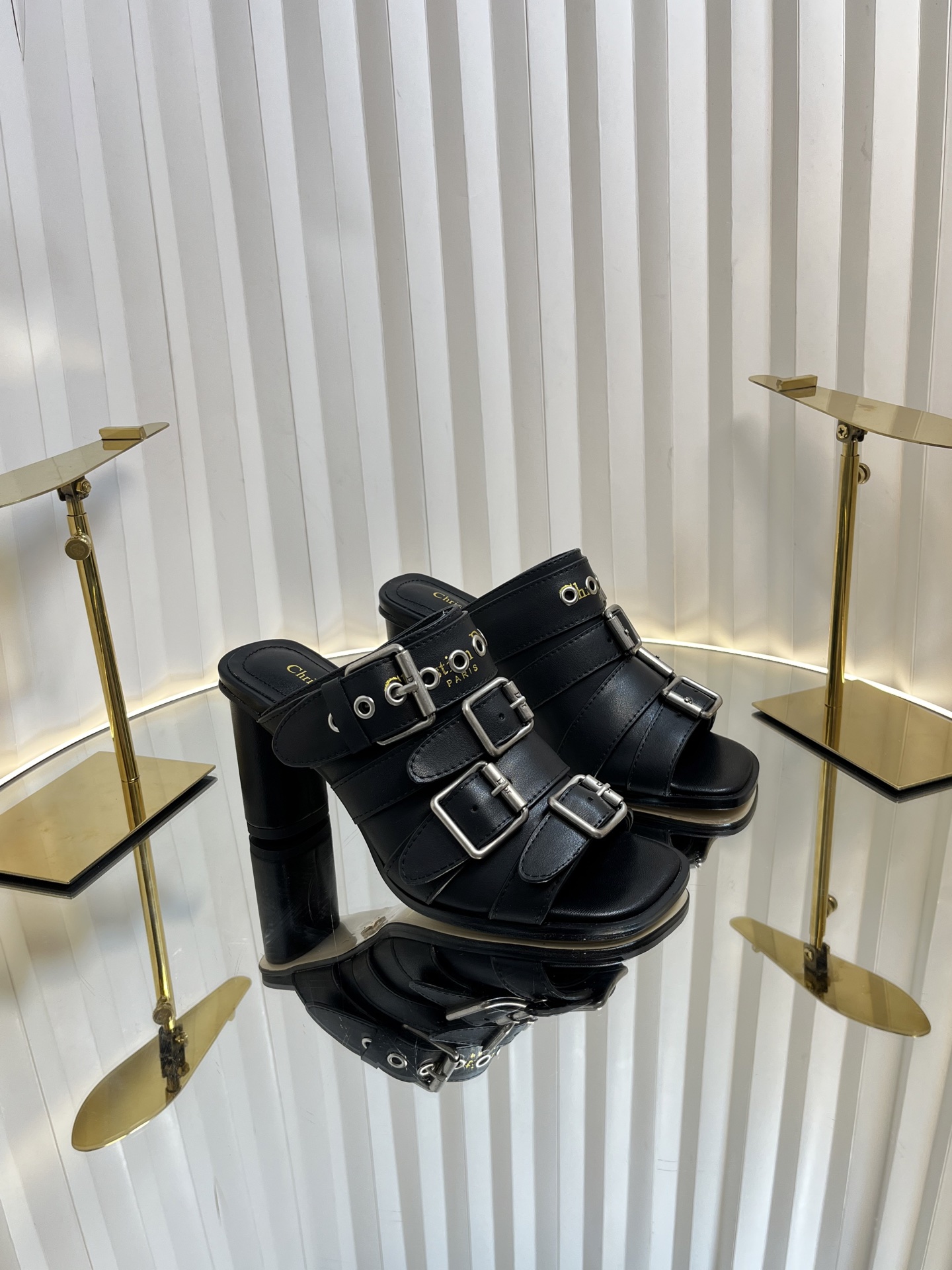 NO:173820,Dior Dior 2025 spring and summer new D-Avenue series high-heel color-blocking Roman sandals CD letter logo hardware buckle star same punk style thick heel belt buckle fish mouth open toe women's shoes material original custom imported calfskin   water dyed sheepskin lining   Italian genuine leather outsole Heel height: 8CM Size: 34-42 (34.40.41.42 customization without return or replacement), semi-torque, dior, dior, slippers, cowhide, sheepskin, Leather soles19860909迪奥 Dior 2025春夏新款D-Avenue系列高跟拼色罗马风凉拖鞋 CD字母logo五金扣明星同款朋克风格粗跟皮带扣鱼嘴露趾女鞋 材质原版定制进口小牛皮 水染羊皮内里 意大利真皮大底 跟高:8CM Size:34-42（34.40.41.42定制不退不换）,半拖,dior,dior,slippers,cowhide,sheepskin,Leather soles,Women's Shoes