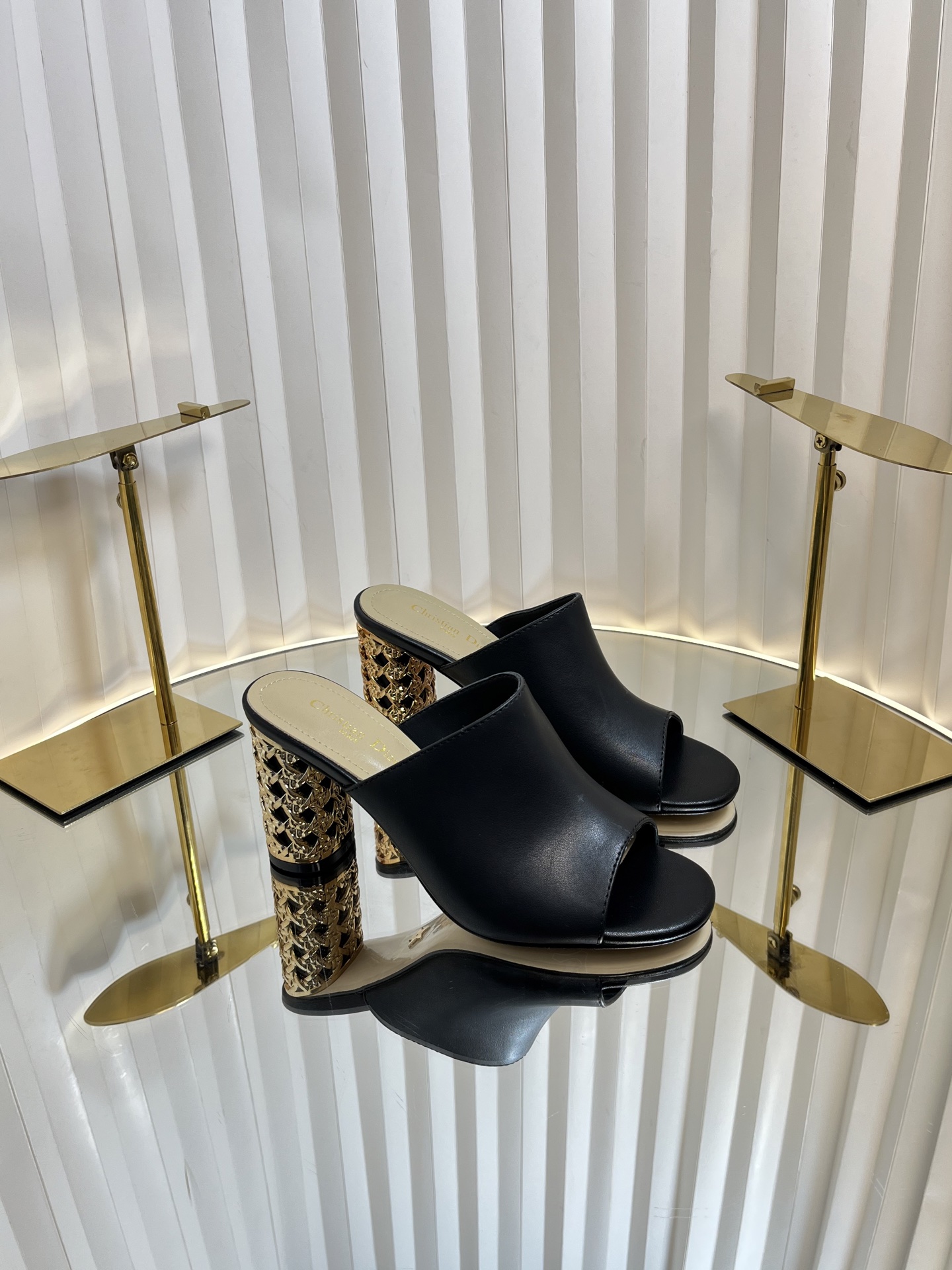 NO:173822,Dior 2025 autumn and winter new Icon series cylindrical heel shoes CD star same style fish mouth open toe high heel round toe color-blocked flip flops sandals Material upper imported full grain calfskin   water dyed sheepskin inner footbed   Italian genuine leather outsole Heel height: 8.5CM Size34-42 Standard size (34.40.41.42. Customized non-return), semi-torch, dior, dior, sandals, cowhide, sheepskin, Leather soles19860909Dior 迪奥2025秋冬新款Icon系列圆柱跟女鞋 CD明星同款鱼嘴露趾高跟圆头拼色一字拖凉鞋 材质鞋面进口全粒面小牛皮 水染羊皮内里垫脚 意大利真皮大底 跟高:8.5CM Size34-42 标准码（34.40.41.42.定制不退换）,半拖,dior,dior,sandals,cowhide,sheepskin,Leather soles,Women's Shoes