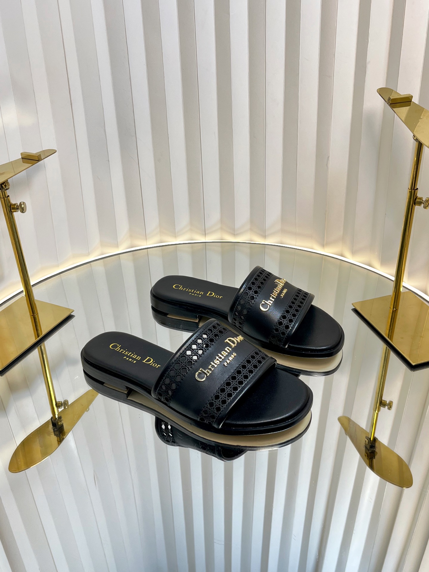 NO:173817,Dio* 25/ Dio leather punched letter slippers This Dway cotton sandals are classic style, decorated with the special light pink Miss Dior Allover pattern from this collection, inspired by Marc Bohan's Dior design archives, and a new 1960s fashion style in a modern style. The pale pink cotton upper is embroidered with black Miss Dior Graffiti logo embroidered with a stylish design. The design is stylish and can be easily created for casual styles. It can also be matched with other Miss Dior Allover pattern items this season. The upper is embroidered with Miss Dior Graffiti logo embroidered with the Miss Dior Allover patterned leather insole The leather sole is engraved with the lucky star symbol of Christian Dior  size35-41 (customized by 40/41), slippers, dior, dior, slippers19860909Dio* 25款/ 迪奥皮面冲孔字母拖鞋 这款 Dway 棉质凉拖款式经典,饰以本系列的特色淡粉色 Miss Dior Allover 图案,灵感源自马克·博昂 (Marc Bohan) 的 Dior 设计档案,以现代风格全新演绎 1960 年代时尚风格.淡粉色棉质鞋面,饰以黑色 Miss Dior Graffiti 图案标志刺绣.设计时尚,可轻松打造休闲造型.亦可与本季其他 Miss Dior Allover 图案单品搭配. 鞋面饰以 Miss Dior Graffiti 图案标志刺绣 Miss Dior Allover 图案皮革内底 皮革鞋底镌刻有 Christian Dior 的幸运星符号 size35-41（40/41定做）,拖鞋,dior,dior,slippers,Women's Shoes