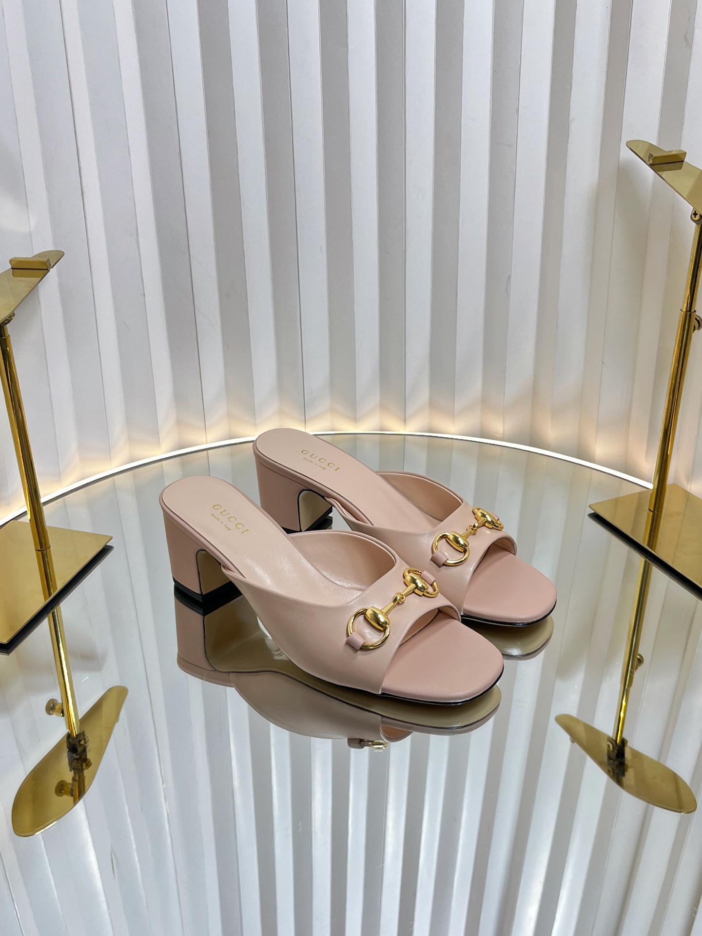 NO:173819,GUCCI Gucci 2025 women's interlocking double G women's horse-bit sandals are popular on the Internet for the 100th anniversary show. Classic work, no original version, no development, purchase the original version, one to one, perfect reproduction. Original sheepskin fabric, original sheepskin inner lining, original leather sole, heel height 5 cm, size 35-43 (40.41.42.43 customization, no return or replacement), slippers, gucci, gucci, slippers, sheepskin19860909GUCCI古驰2025款女士互扣式双G女士马衔扣凉拖鞋火爆全网100周年秀场大爆款经典之作无原版不开发购买原版一比一完美复刻 面料原版羊皮 内里原版羊皮内里 鞋底原版真皮鞋底 跟高5公分 尺码35-43(40.41.42.43定制不退不换）,拖鞋,gucci,gucci,slippers,sheepskin,Women's Shoes