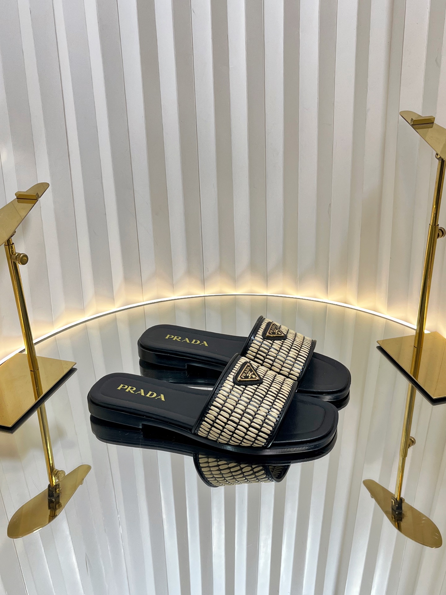 NO:240605,Rubber sole 230 genuine leather sole Prada sandals!  The essential slippers for lazy people are so beautiful on their feet, full of summer style. Wear them and 