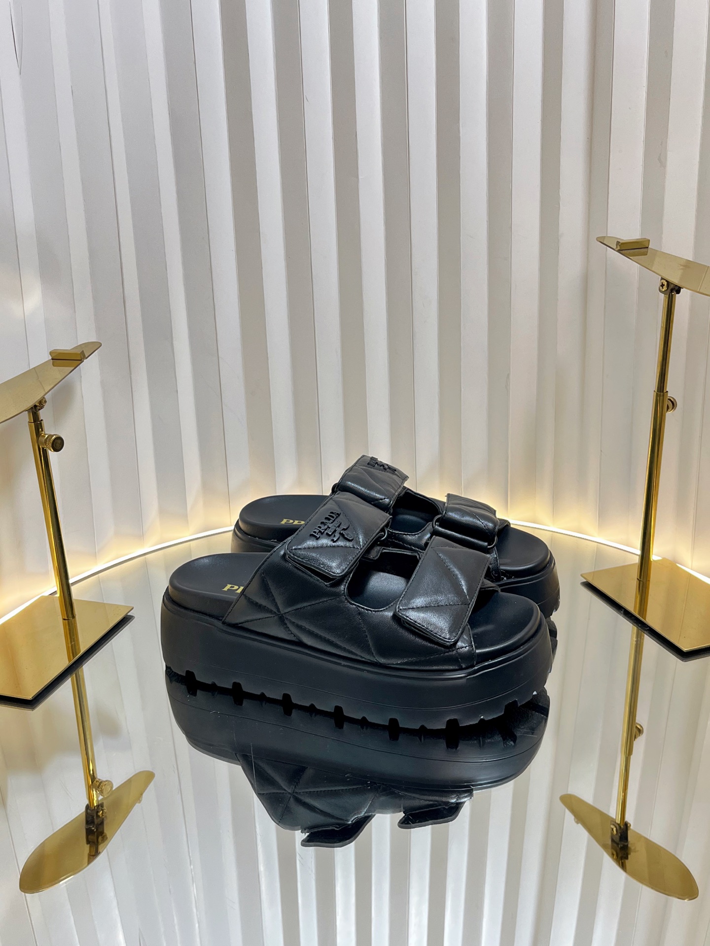 NO:240602,Latest series Prad* Prad* 25 models/thick-soled Velcro sandals/slippers Roman thick-soled Velcro sandals Latest catwalk, classic upgrades Comfort and fashionable coexistence. Each color is good-looking, design and matching different styles. Original custom cowhide cowhide. Lift: Original custom sheepskin inner lining, cowhide foot pads. Original open mold-proof non-slip sole, heel height 5.5cm Shoe size: 35-40, slipper sandals, prada, prada, sandals, slippers, cowhide, sheepskin19860909最新系列 Prad* 普拉达25款/厚底魔术贴凉鞋/拖鞋 罗马厚底魔术贴凉鞋 最新走秀款,经典升级 舒适度与时髦度并存 每个颜色搭配都好看,设计搭配不同风格需求 鞋面原版定制牛皮 内里: 原版定制羊皮内里,牛皮 垫脚 大底原版开模防滑大底,跟高5.5cm 鞋码: 35-40,拖鞋凉鞋,prada,prada,sandals,slippers,cowhide,sheepskin,Women's Shoes