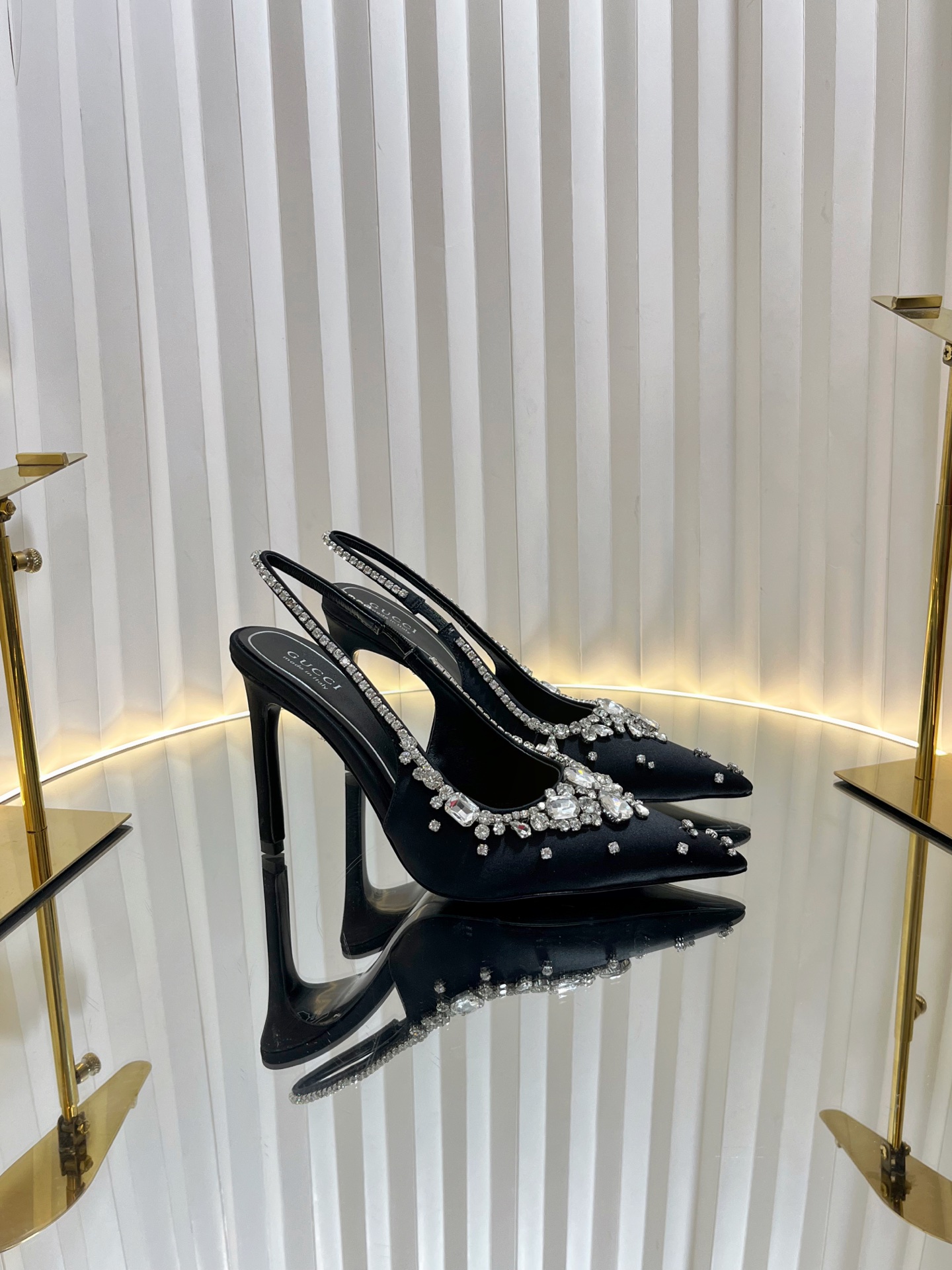 NO:166540,.2025 Spring, the new model is launched, so beautiful that it can't be removed. 2025 counters are synchronized with spring and summer new Gucci 25S Spring and summer new product rhinestone candy color with sandals and high heels. G home reflects the high-end feeling. It always makes people feel capitalized. It looks quite simple style but it is inexplicably high-end on the feet. It is very sexy. It allows you to easily match it with all kinds of styles. The upper is imported silk cloth rhinestone buckle. The inner is imported sheepskin. The heel height is 10.5cm (customized by 40/41/42), sandals, gucci, gucci, sandals, sheepskin, real silk19860909.2025开春 新款首发 美得挪不开眼 .2025专柜同步春夏新款Gucci 25S春夏新品水钻糖果色 后带凉鞋高跟 G家在体现高级感这块 总让人大写的服气 看起来蛮简单的款式 但上脚就莫名很高阶 非常性感 让你轻松搭配尽显各种风格 鞋面采用进口真丝布水钻扣 内里采用进口羊皮 意大利进口真皮底 跟高10.5cm Size35-39（40/41/42定制）,凉鞋,gucci,gucci,sandals,sheepskin,real silk,Women's Shoes