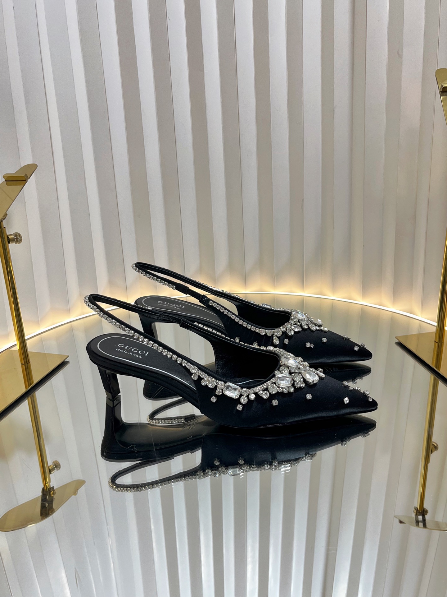 NO:166542,.2025 Spring, the new model is launched, so beautiful that it can't be clear. 2025 counters are synchronized with spring and summer new Gucci 25S Spring and summer new product rhinestone candy color with sandals and high heels. G home reflects the high-end feeling. It always makes people feel capitalized. It looks quite simple style but it is inexplicably high-end on the feet. It is very sexy. It allows you to easily match it with all kinds of styles. The upper is imported silk rhinestone buckle. The inner is imported sheepskin. The heel height is 5.5cm (customized by 40/41/42), sandals, gucci, gucci, sandals, sheepskin, real silk19860909.2025开春 新款首发 美得挪不开眼 .2025专柜同步春夏新款Gucci 25S春夏新品水钻糖果色 后带凉鞋高跟 G家在体现高级感这块 总让人大写的服气 看起来蛮简单的款式 但上脚就莫名很高阶 非常性感 让你轻松搭配尽显各种风格 鞋面采用进口真丝布水钻扣 内里采用进口羊皮 意大利进口真皮底 跟高5.5cm Size35-39（40/41/42定制）,凉鞋,gucci,gucci,sandals,sheepskin,real silk,Women's Shoes