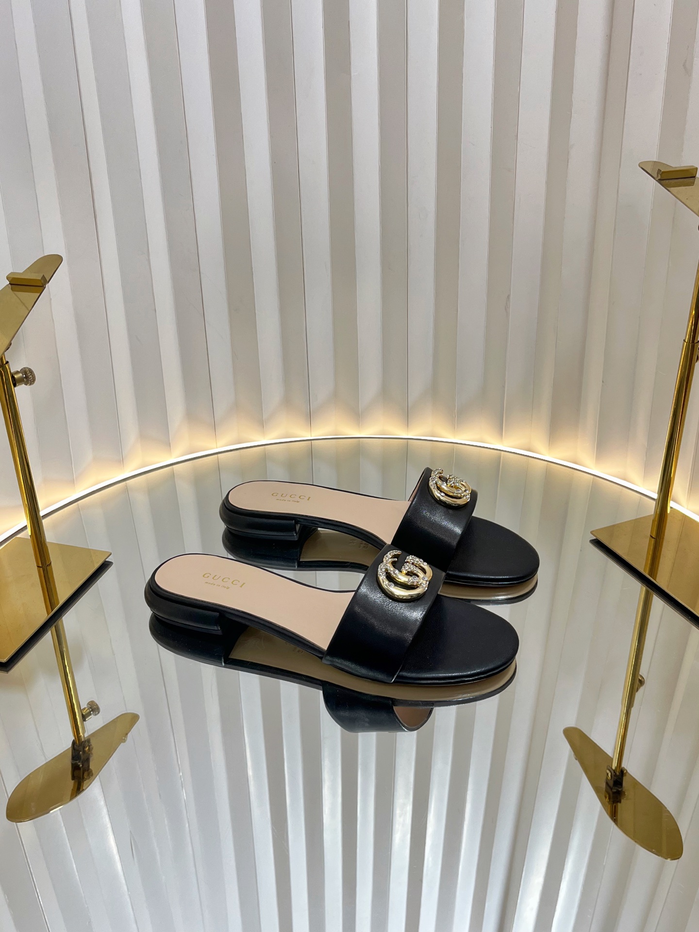 NO:166564,.25 Spring Gucci Interlocking Double G Slippers Double G Copper Diamond Cuffs, Accessories are bright and classic patterns, bringing new ideas to traditional materials. The iconic Interlocking Double G and copper Diamond Cuffs are cleverly matched to inject dazzling glory into the shoe. Imported cowhide of fabric, water-dyed sheepskin inner lining, genuine leather outsole size 35-41 (4041 custom made without return) Packaging red high-end original packaging, slippers, gucci, slippers, cowhide, sheepskin, Leather soles19860909.25开春款古奇/ Gucci互扣式双G拖鞋双G铜钻扣,配饰以明艳调和经典图案,为传统材质汇入盎然新意.标志性互扣式双G与铜钻扣巧妙搭配为该鞋款注入夺目光彩 面料进口牛皮 内里水染羊皮里 大底真皮大底 尺码35-41（4041定做不退换） 包装红色高档原包装,拖鞋,gucci,slippers,cowhide,sheepskin,Leather soles,Women's Shoes