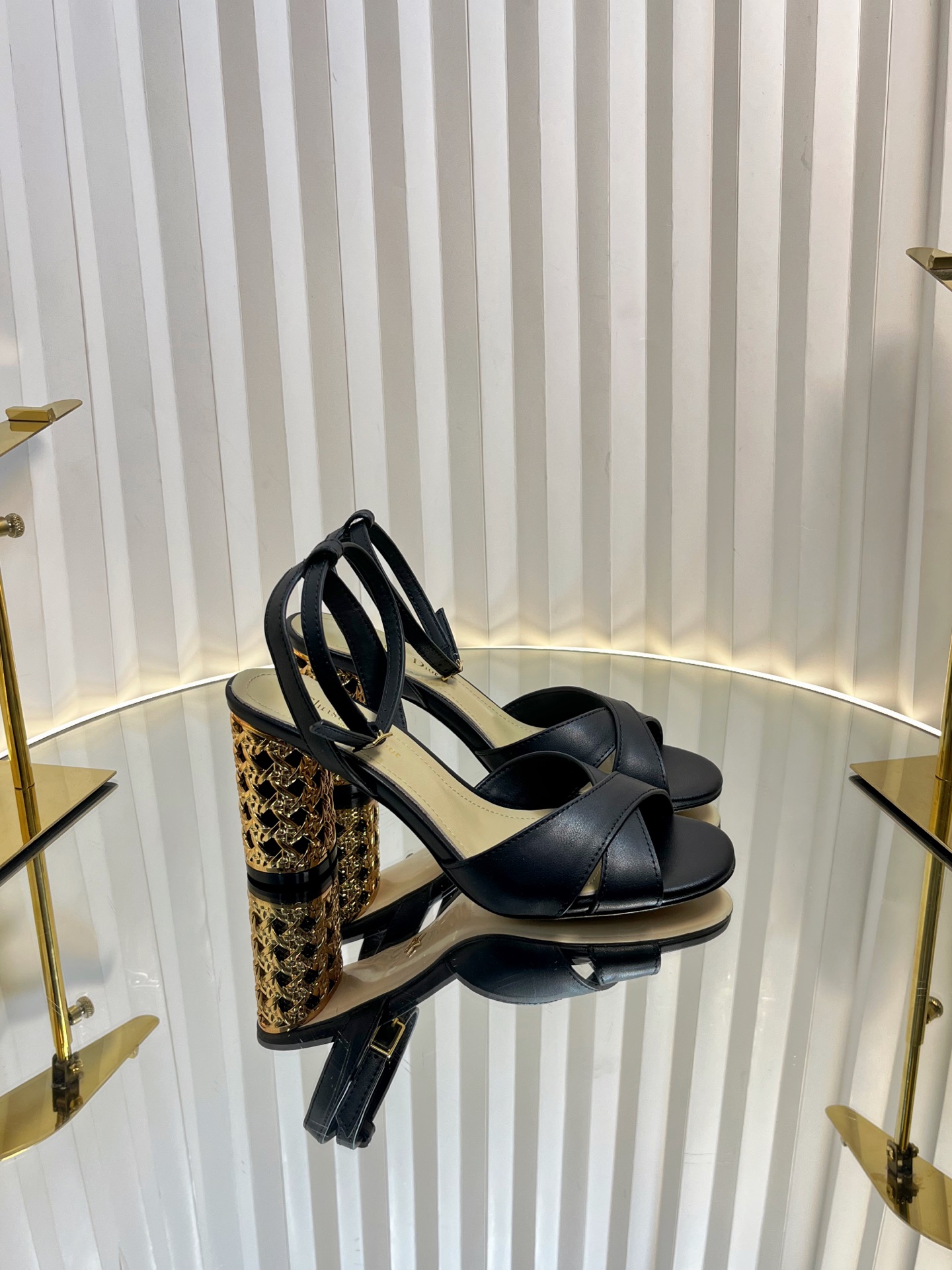 NO:236770,Dior 2025 new Icon series cylindrical heel strap women's shoes CD star same high heel round toe cross-belt color-block sandals material upper imported full grain calfskin   water dyed sheepskin inner footbed   Italian genuine leather outsole Heel height: 8.5CM Size35-42 Standard size (40.41.42. Customized non-return and exchange), high heels sandals, dior, dior, sandals, high heels, cowhide, sheepskin, Leather soles19860909Dior 迪奥2025新款Icon系列圆柱跟脚环绑带女鞋 CD明星同款高跟圆头交叉带拼色凉鞋 材质鞋面进口全粒面小牛皮 水染羊皮内里垫脚 意大利真皮大底 跟高:8.5CM Size35-42 标准码（40.41.42.定制不退换）,高跟鞋凉鞋,dior,dior,sandals,high heels,cowhide,sheepskin,Leather soles,Women's Shoes