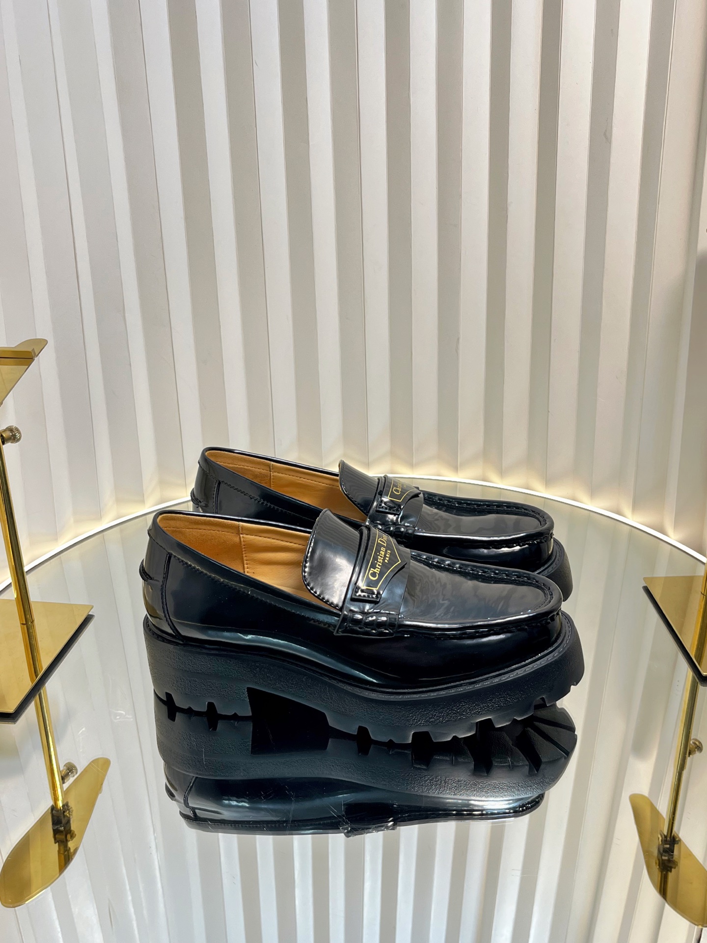 NO:236769,Dior Dior 2025 new D-Boy letter logo color-blocked thick sole women's shoes, same style as celebrity pedal belt buckle round toe retro low-heeled loafer shoes Material: imported upper with open edge beads and cowhides environmentally friendly tweed   water-dyed sheepskin inner lining   original molded IP sole Sole thickness: 3.5CM Size: 35-41 (41 custom made without return or replacement), loafers, dior, dior, loafers, cowhide, sheepskin19860909迪奥 Dior 2025新款 D-Boy 字母logo拼色厚底女鞋 明星同款一脚蹬皮带扣圆头复古低跟乐福单鞋 材质:鞋面进口开边珠牛皮拼接环保藤格纹粗花呢 水染羊皮内里 原版开模IP大底 底厚:3.5CM Size: 35-41（41定做不退不换）,乐福鞋,dior,dior,loafers,cowhide,sheepskin,Women's Shoes