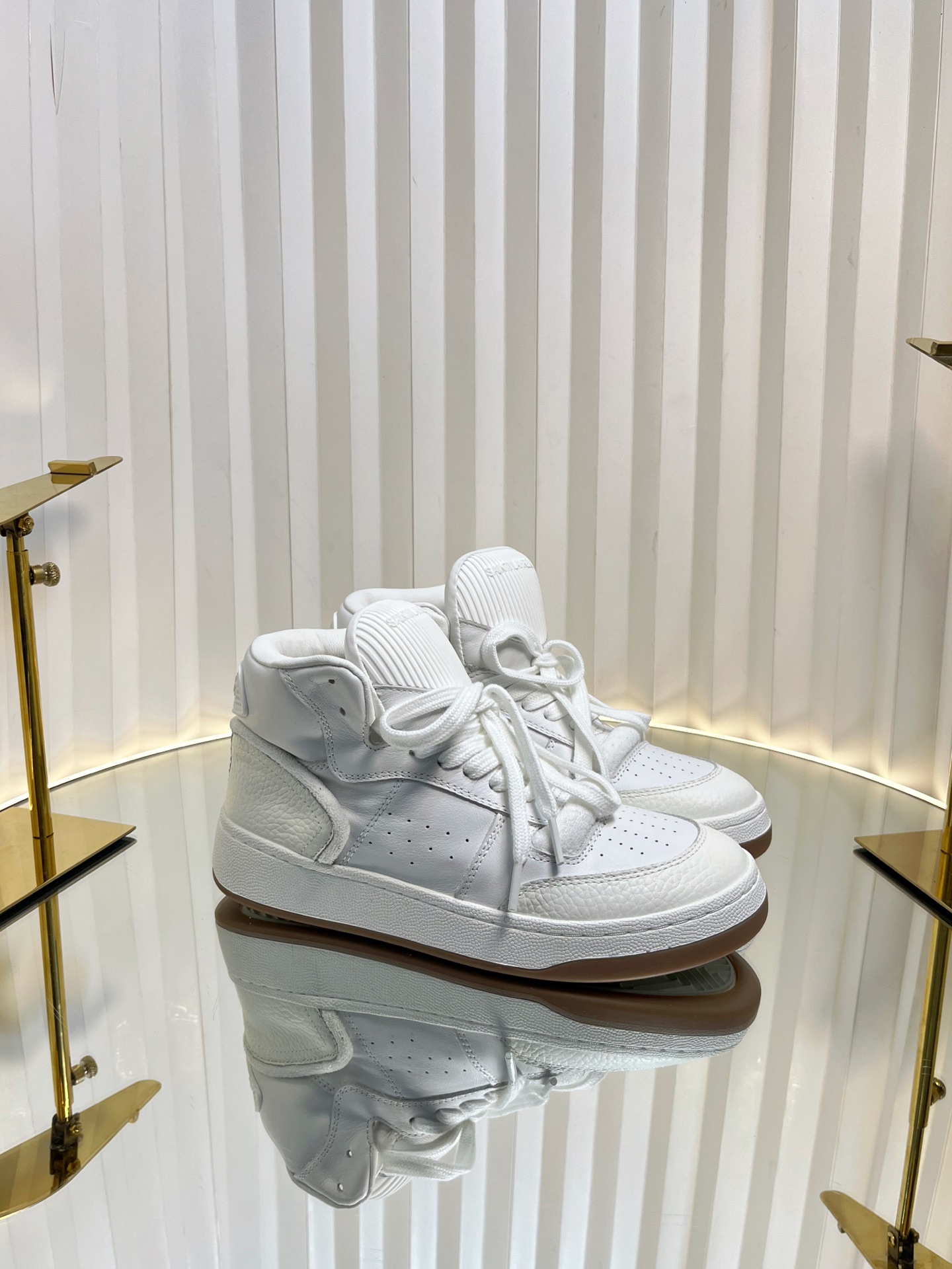 NO:166500,YSL SAINT LAURENT Saint Laurent SL61 Spring and Summer latest hot casual series…【SL61 sports high-top casual shoes】 Saint Laurent SL61, original purchase, one to one replica, fresh blood injection and casual retro design, super beautiful and versatile, the upper is made of cowhide punching splicing combination, side gold stamping SL61 logo, the upper is super soft, light and comfortable to match with sweatshirt, it is recommended to have one pair of fabric: original customized cowhide punching process Inner: original customized terry towel pad foot pad: cowhide injection molding pad Outsole: original mold opening TPU two-color bottom Packaging: original full set of packaging Size: 35-39 (40 customization without return and exchange) Color: official website synchronous update, casual shoes/sports shoes, saint laurent, saint  laurent, saint laurent,sneakers,hoodie,sweatshirts,cowhide19860909YSL SAINT LAURENT 圣罗兰 SL61春夏最新爆款休闲系列…【SL61运动高帮休闲鞋】 圣罗兰 SL61 ,原版购入 一比一复刻 ,新鲜血液注入加休闲复古的设计,超好看百搭,鞋面采用牛皮冲孔拼接组合,侧面烫金SL61标识性logo,上脚超级柔软 ,轻便,舒适搭配卫衣,建议一手一双 面料:原版定制牛皮冲孔工艺 内里:原版定制毛巾布 垫脚:牛皮注塑成型垫 大底:原版开模TPU双色底 包装:原版全套包装 码数:35-39（40定制不退换） 颜色:官网同步更新,休闲鞋/运动鞋,saint laurent,saint laurent,saint laurent,sneakers,hoodie,sweatshirts,cowhide,Women's Shoes