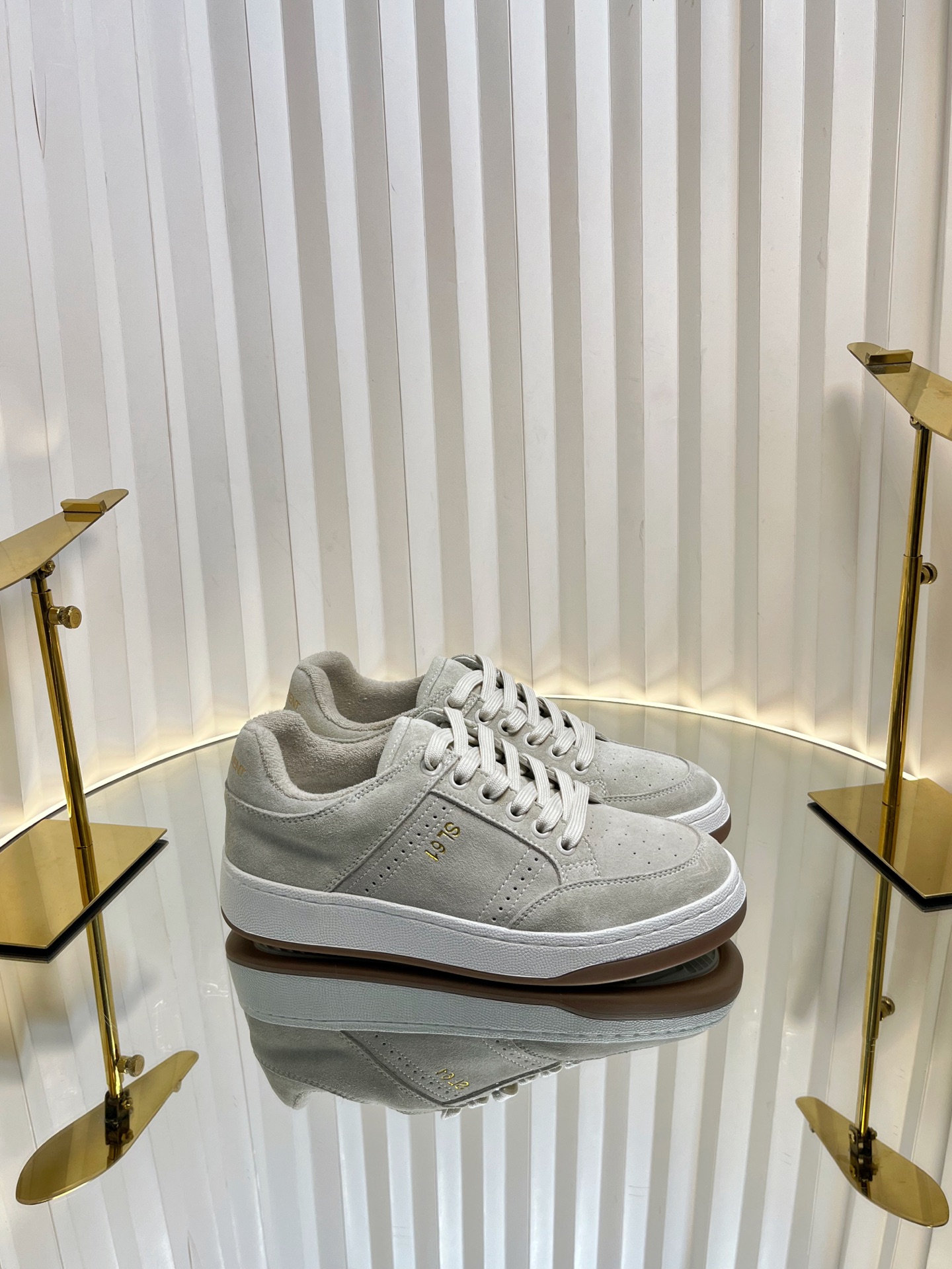 YSL SAINT LAURENT P153 Spring and Summer Light Sports Shoes Collection - 图片 1