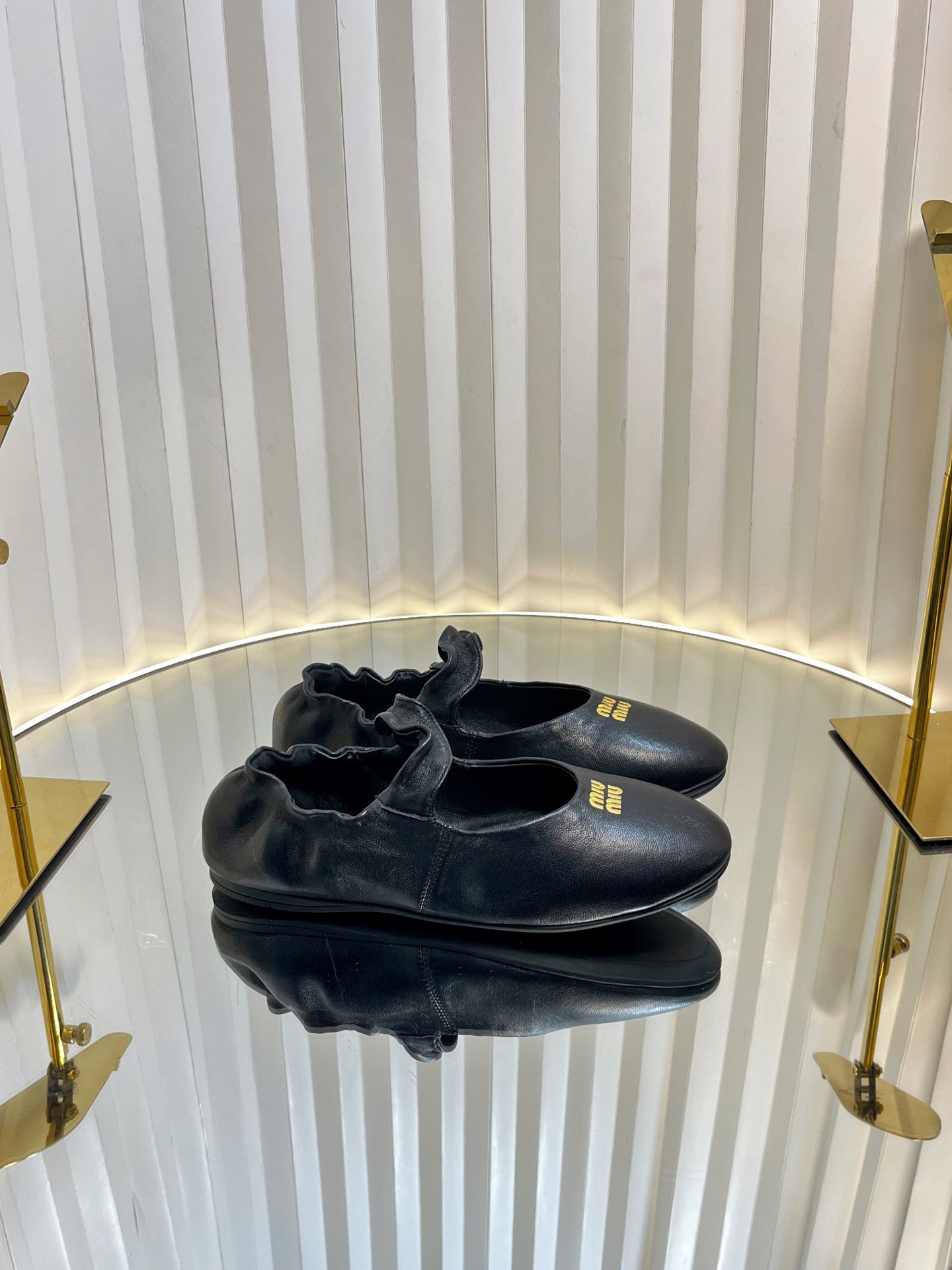 NO:236768,MiuMiu 25ss early spring new model, new style of show-up lazy shoes, Mary Jane ballet shoes, official spring and summer new style, fashionable and versatile, salty and sweet, not grinding at all. Whether worn barefoot or socks, it will reduce age and be super invincible and versatile!  Upper cowhide, inner foot pad sheepskin, original rubber outsole, Size# 35-39 (40.41 custom made, no return or exchange), ballet shoes, miumiu, mary jane, cowhide, sheepskin, socks19860909MiuMiu 缪缪 25ss早春新款 走秀新款一脚蹬懒人鞋玛丽珍芭蕾舞鞋 官方春夏走秀新款,时髦百搭·即可咸又可甜 一点也不磨脚 无论光脚穿还是搭配袜子穿都超级减龄 超级无敌百搭！ 鞋面牛皮 内里垫脚羊皮 鞋底原版橡胶大底 Size# 35-39（40.41订做不退换）,芭蕾舞鞋,miumiu,mary jane,cowhide,sheepskin,socks,Women's Shoes