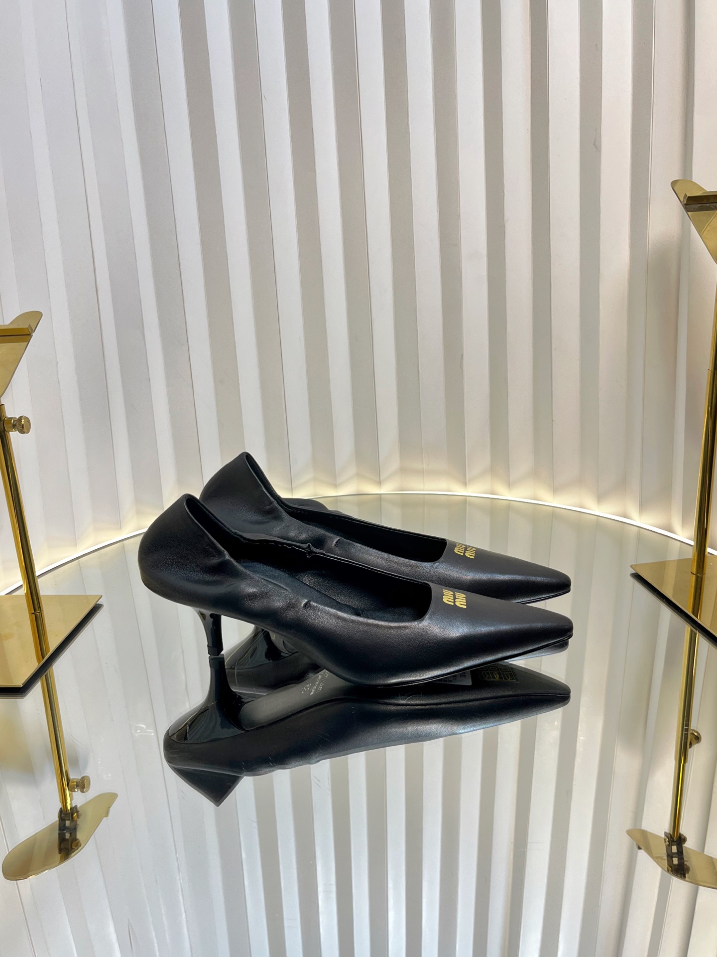 NO:236767,miu mi* 25ss spring and summer new style pointed high heels, the popular online celebrity on the show is perfect for the footwear. Wearing this shoe, elegant and elegant, fashionable, the high heels are very stretched leg lines, so that the young ladies who love beauty can easily control it. It is definitely a must-have item in spring and summer. Original imported cowhide/suede, inner foot pad sheepskin, heel height 5.5cm/10.5cm, outsole original Italian leather outsole size34-41 (40.41 custom made without return), single shoes, miumiu, high heels, cowhide, sheepskin, chamois leather, Leather soles19860909miu mi* 缪缪 25ss春夏新款 尖头高跟鞋 走秀网红爆款上脚非常完美 穿搭配 此鞋 优雅大方 时尚 高跟很好的拉伸腿部线条,让爱美的小姐姐们都能轻松驾驭,绝对是春夏必备单品 面料原版进口牛皮/麂皮 内里垫脚羊皮 跟高5.5cm/10.5cm 大底原版意大利真皮大底 size34-41（40.41定做不退换）,单鞋,miumiu,high heels,cowhide,sheepskin,chamois leather,Leather soles,Women's Shoes