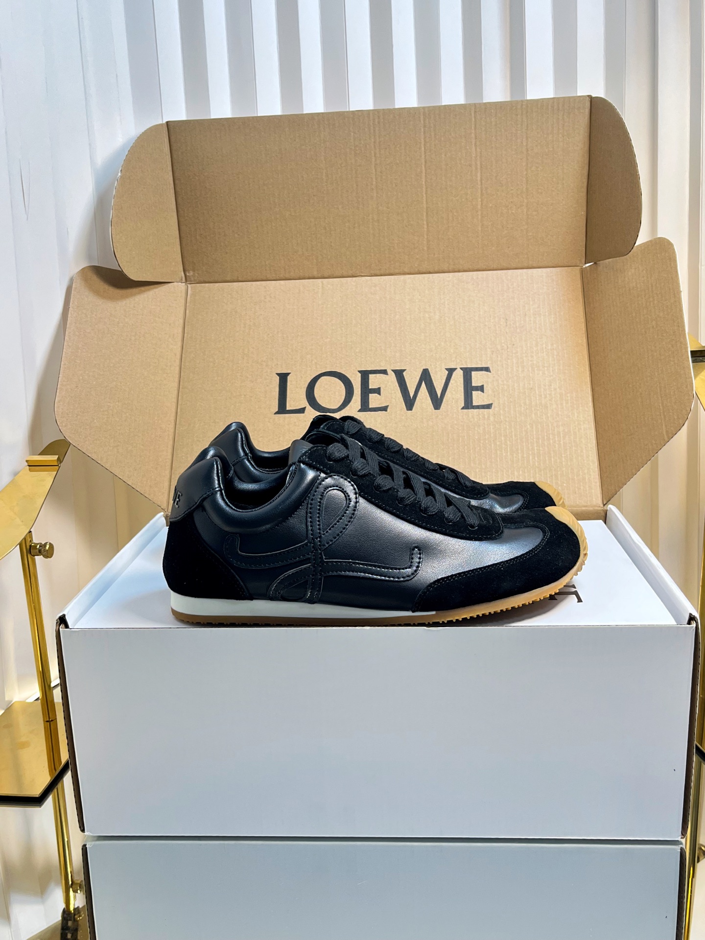 NO:258963,Women 270 men LOEWE Loewe couple sneakers, Deshuang shoes, Forrest Gump shoes, 2025 counter show synchronized new color matching, retro trend, 4-color small buckle embellishment, casual white shoes, original development, making goods, Loewe's latest style, endless sports, bold and luxurious design, fashion craftsmanship and sports spirit, create a perfect art piece, shoes are very light, shopping is gone, zero pressure, and skirts and pants are very versatile. Fabric: original customized cowhide, imported soft sheepskin patchwork, sole original opening combination TPR material, two-color bottom, thick and height increase of 3CM  Size: Women's 35-41 (40.41 custom made) Men's 39-45 (45 custom made), casual shoes/sports shoes, loewe, loewe, sneakers, skirts, cowhide, sheepskin19860909女270男LOEWE 罗意威情侣款运动鞋 德训鞋 阿甘鞋 2025专柜走秀同步新配色德训鞋复古潮流 4色小扣饰点缀 休闲小白鞋 原版开发 做货 罗意威最新款 运动无止境,设计大胆奢华,时尚工艺与运动精神融合创造出一款完美艺术单品 ,鞋子很轻便,逛街暴走零压力,配裙子裤子都非常百搭 面料:原版定制牛皮 内里进口柔软羊皮拼布里 鞋底原版开模组合TPR材质双色底 底厚增高3CM Size:女35-41（40.41定做）男39-45（45订做）,休闲鞋/运动鞋,loewe,loewe,sneakers,skirts,cowhide,sheepskin,Women's Shoes
