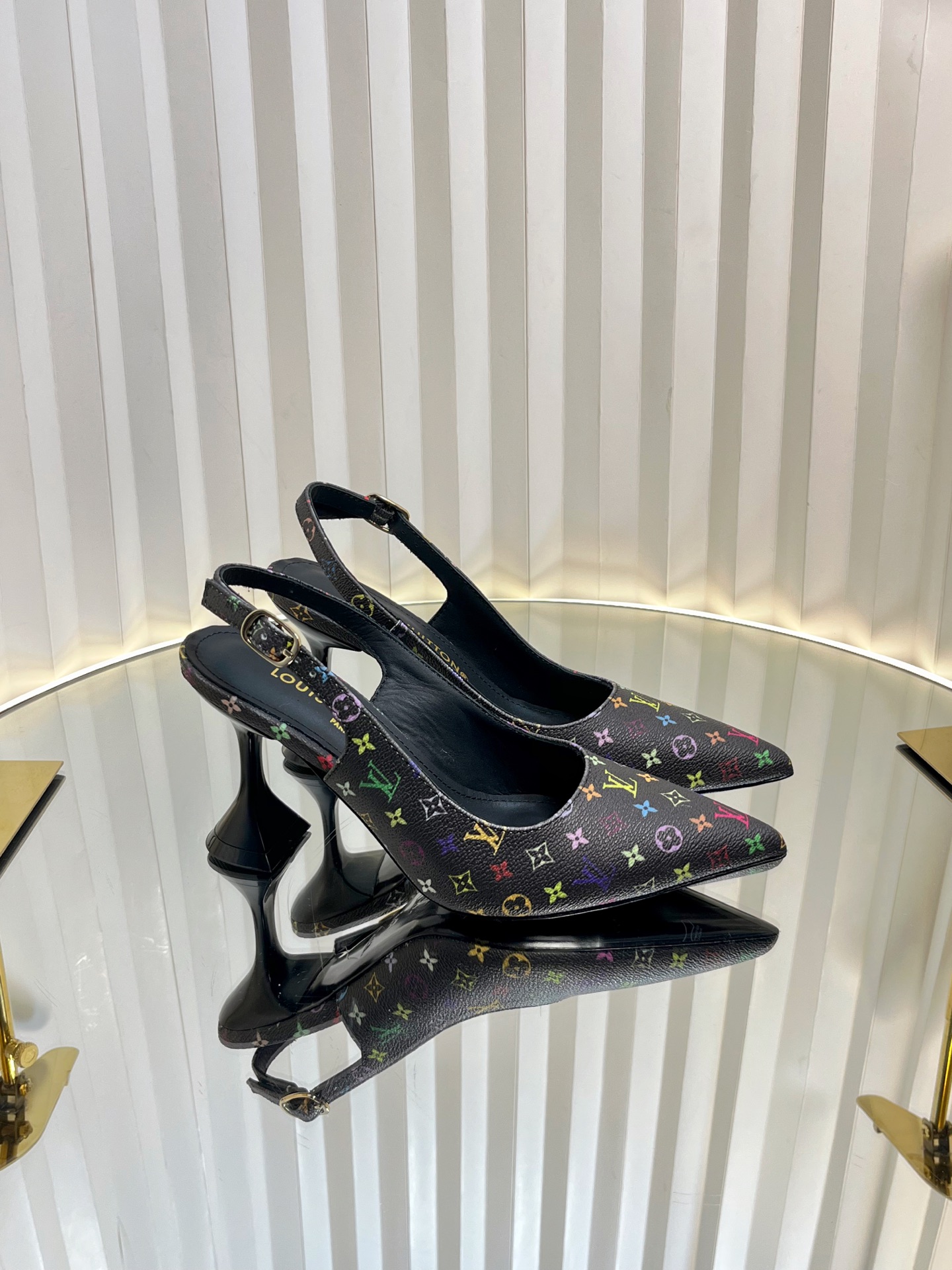 NO:236749,LV Louis Vuitton 25ss early spring new model, top version, the counter is the latest model, pointed wine glass heel sandals, hard goods are new, purchasing level!  Full of high-end feeling!  A popular model from domestic and foreign bloggers, retro and fashionable, beautiful!  Official website main model★ ━━━━━━ t ━━━━━━━━━━━━━━━━━━━━━━━━━━━━━━━━━━━━━━━━━━━━━━━━━─Original custom presbyterian leather/densing denim inner imported cowhide outsole original top injection molded genuine leather outsole heel height 8.5cm Shoe size: 35-39 (40, 41 custom made without return), sandals, louis vuitton, louis vuitton, sandals, cowhide, Leather soles19860909LV 路易威登25ss早春新款 顶级版本 专柜主打最新款 尖头酒杯跟后跟凉鞋 硬货上新 代购级别！高级感十足！国内外博主刷爆的一款,复古又时髦上脚美炸了！官网主推款★ ━━━━━ t ━━━━━ 鞋面原版定制老花皮/丹宁牛仔 内里进口牛皮里 大底原版顶级注塑真皮大底 跟高8.5cm 鞋码: 35-39（40、41定制不退换）,凉鞋,louis vuitton,louis vuitton,sandals,cowhide,Leather soles,Women's Shoes