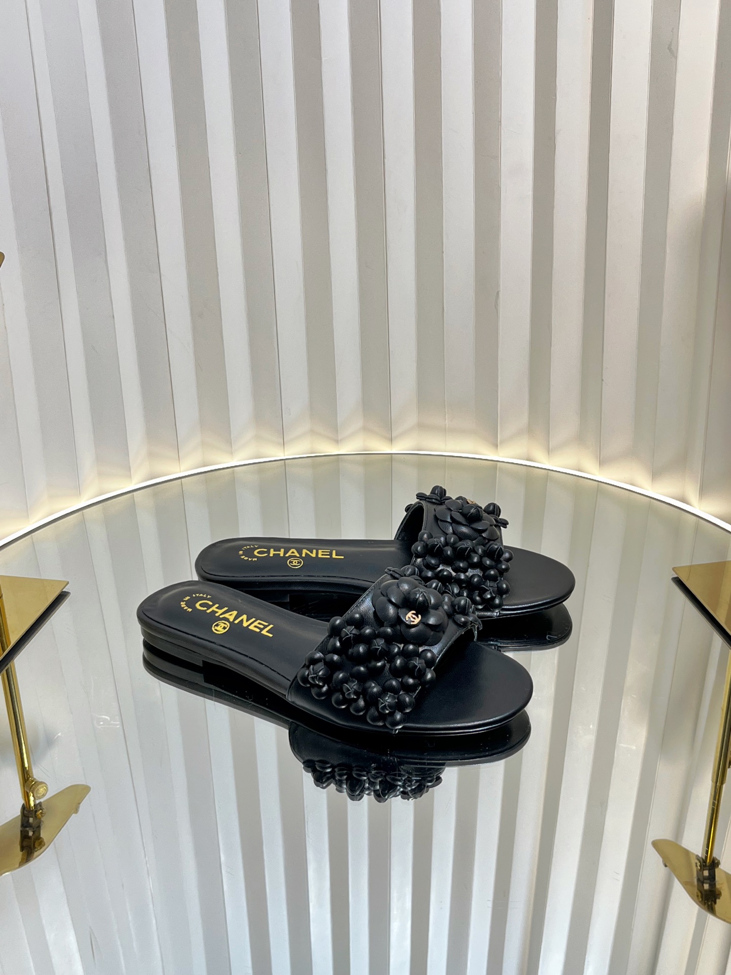 NO:258986,55Ss spring and summer new Chane* small fragrant flower world flat sandals. Camellia camellia sandals, playful and yet rich in style~ full of exquisiteness, walking white and rich beauty!  100% sweetness, beautiful and unremoving eyes, comfortable and tiring your feet, and long leg lines!  Have good looks and wear your own style and attitude!  Full leather upper/lambskin inner sheepskin inner heel height 1.5cm sole Italian genuine leather sole size 35-39 (40,41 custom made without return), slippers, chanel, slippers, sheepskin1986090955Ss春夏新款Chane*小香花花的世界平底凉拖鞋 嗲嗲的山茶花凉拖鞋,俏皮又不失千金风～满满的精致感 妥妥的行走白富美！甜度百分百 美的移不开眼,上脚舒适不累脚 妥妥拉长腿部线条！拥有美好 穿出自己的风格和态度！ 鞋面全皮/小羊皮 内里羊皮内里 跟高1.5cm 鞋底意大利真皮鞋底 码数35-39（40,41定制不退换）,拖鞋,chanel,slippers,sheepskin,Women's Shoes