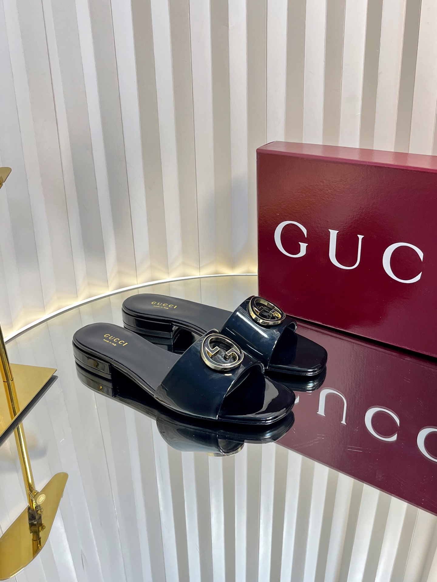 NO:236741,55 Spring Gucci Interlocking Double G Slippers Double G Copper Buckles, Accessories are bright and classic patterns, bringing new ideas to traditional materials. The iconic Interlocking Double G and copper buckle are cleverly matched to inject dazzling glory into the shoe. Imported patent leather fabric, water-dyed sheepskin, outsole leather outsole size 35-41 (4041 custom made without return and exchange) Packaging red high-end original packaging, slippers, gucci, slippers, sheepskin, Leather soles1986090955开春款古奇/ Gucci互扣式双G拖鞋双G铜扣,配饰以明艳调和经典图案,为传统材质汇入盎然新意.标志性互扣式双G与铜扣巧妙搭配为该鞋款注入夺目光彩 面料进口漆皮 内里水染羊皮里 大底真皮大底 尺码35-41（4041定做不退换） 包装红色高档原包装,拖鞋,gucci,slippers,sheepskin,Leather soles,Women's Shoes