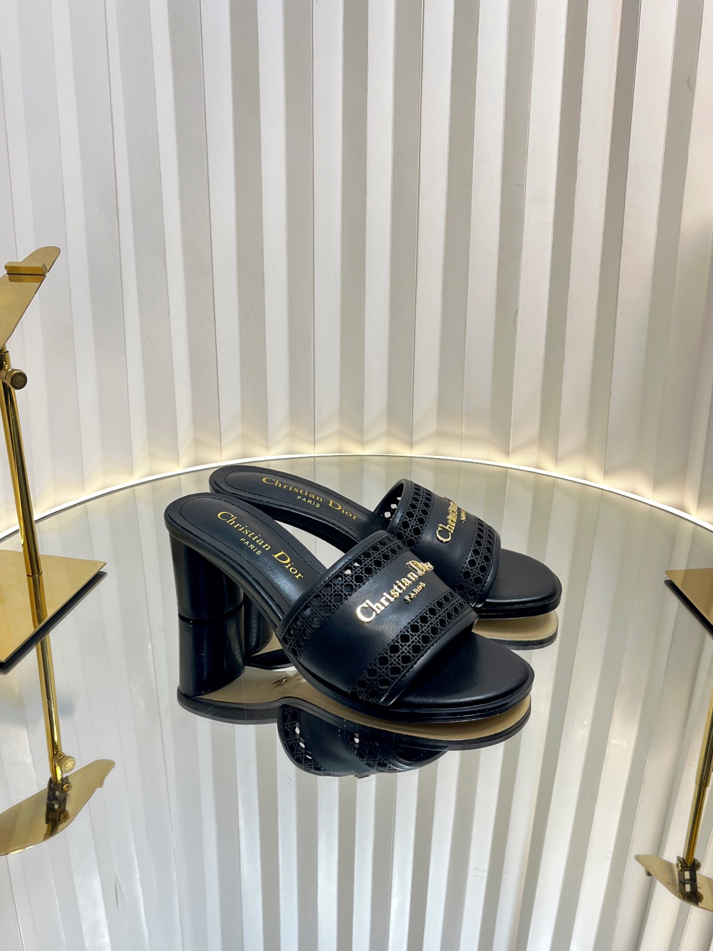 NO:237073,Dio* 25/ Dio leather punched letter slippers This Dway cotton sandals are classic style, decorated with the special light pink Miss Dior Allover pattern from this collection, inspired by Marc Bohan's Dior design archives, and a new 1960s fashion style in a modern style. The pale pink cotton upper is embroidered with black Miss Dior Graffiti logo embroidered with a stylish design. The design is stylish and can be easily created for casual styles. It can also be matched with other Miss Dior Allover pattern items this season. The upper is embroidered with Miss Dior Graffiti logo embroidered with the Miss Dior Allover patterned leather insole The leather sole is engraved with the lucky star symbol of Christian Dior  Heel height: 7cm size35-41 (customized by 40/41), slippers, dior, dior, slippers19860909Dio* 25款/ 迪奥皮面冲孔字母拖鞋 这款 Dway 棉质凉拖款式经典,饰以本系列的特色淡粉色 Miss Dior Allover 图案,灵感源自马克·博昂 (Marc Bohan) 的 Dior 设计档案,以现代风格全新演绎 1960 年代时尚风格.淡粉色棉质鞋面,饰以黑色 Miss Dior Graffiti 图案标志刺绣.设计时尚,可轻松打造休闲造型.亦可与本季其他 Miss Dior Allover 图案单品搭配. 鞋面饰以 Miss Dior Graffiti 图案标志刺绣 Miss Dior Allover 图案皮革内底 皮革鞋底镌刻有 Christian Dior 的幸运星符号 跟高:7cm size35-41（40/41定做）,拖鞋,dior,dior,slippers,Women's Shoes