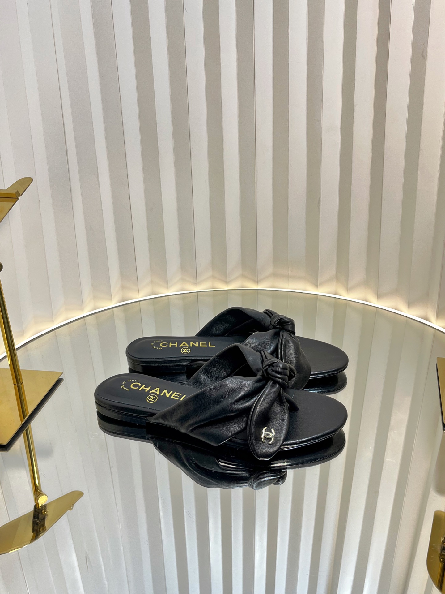 NO:258983,Cloth 230 leather * 25 early spring slipper series, counter [authentic grade] version!  !  Heel height 1.5cm, it is very comfortable to wear on the feet, the upper is also soft, so don't worry about getting your feet worn. The rabbit ears are also cute, and the black and white color combination and black cloth look very good. The upper cowhide inner sheepskin leather outsole Size: 35-39 Custom made in other sizes, slippers, slippers, cowhide, sheepskin, Leather soles19860909布面230皮面*25早春拖鞋系列 专柜【正品级】版本！！ 跟高1.5cm 上脚很舒服鞋面皮质也很软,不用担心会磨脚.兔耳朵也好可爱,黑白拼色和黑色布面都很好看. 鞋面牛皮 内里羊皮 真皮大底 Size:35-39 其它码数定做,拖鞋,slippers,cowhide,sheepskin,Leather soles,Women's Shoes