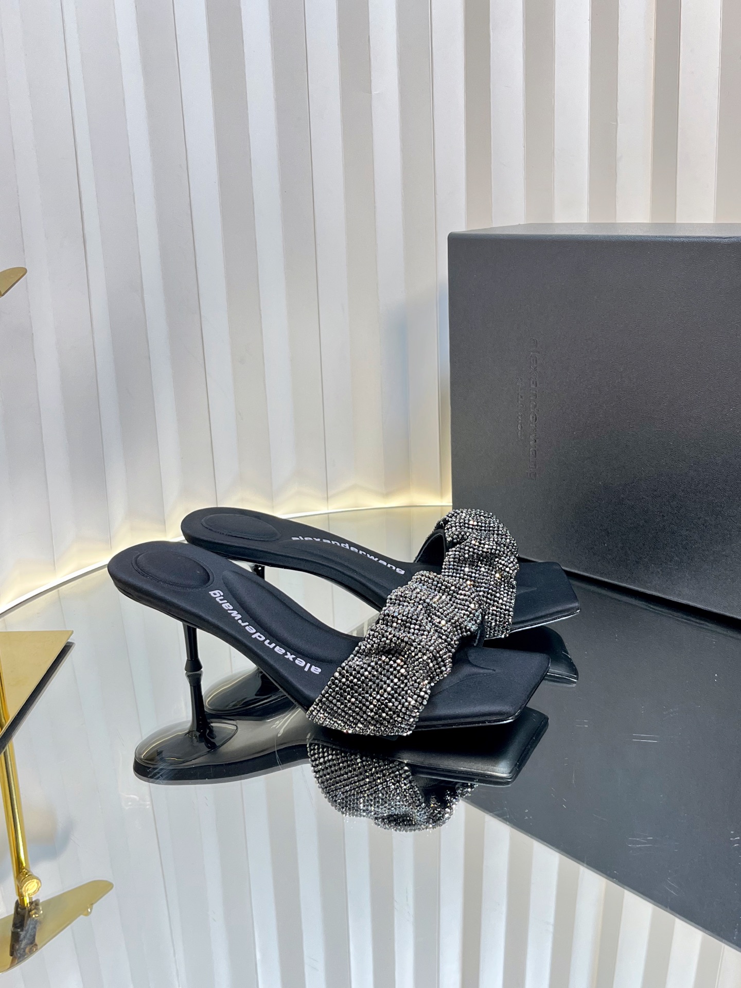 NO:229106,Alexander Wang! Top version of high heels for women's luxury Alexande* Wang's original 1:1 material, concave and convex feel insole with massage, an excellent match with the most fashionable square head   imported copper mesh diamond queen!  Classic design, fashionable and trendy!  A high heel slipper that can run, [hug] [hug] worth owning, cashmere imported on the upper (added imported copper mesh diamond, silver, gun, two colors) inner imported sheepskin footbed imported silk heel height 5.0cm sole original Italian imported dyed leather outsole size 35-39 (34.40 41 42.43 custom made), high heels, alexander wang, high heels, slippers, sheepskin, silk fabric, Leather soles19860909Alexander Wang亚历山大王!顶级版本高跟鞋女士奢侈品Alexande* Wang原版1:1的材料 凹凸感带按摩的鞋垫 搭配最潮方头 进口铜网钻女王的绝佳搭配！经典设计,时尚又新潮！一款能跑步的高跟拖鞋,[拥抱][拥抱]值得拥有 鞋面进口羊绒（加进口铜网钻,银,枪,两个色） 内里进口羊皮 垫脚进口绸缎 跟高5.0cm 鞋底原版意大利进口透染真皮大底 码数35-39（34.40 41 42.43定做）,高跟鞋,alexander wang,high heels,slippers,sheepskin,silk fabric,Leather soles,Women's Shoes