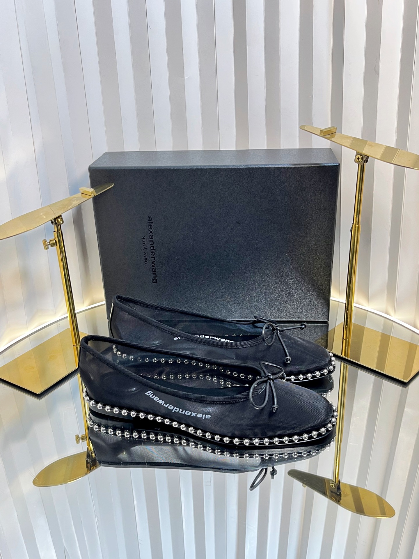 NO:229105,Alexander Wang high heels for women, luxury products, Alexande* Wang original 1:1 material, concave and convex and massage insoles with glue logo, perfect match with the most fashionable round head   high elastic injection molding material queen!  The comfortable feeling of lazy dancing shoes is really beautiful, the position just shows the seams of the feet, it is really sexy~ the letter logo design is very special!  The base is inlaid with copper beads and the original leather is easy to control!  Three colors of imported sheepskin, silk mesh cloth, (black, white, apricot) imported sheepskin footbed imported sheepskin heel height 1cm, original sole imported Italian dyed leather outsole size 35-39 (34,40,41,42, can be customized), single shoes, alexander wang, high heels, sheepskin, Leather soles19860909Alexander Wang亚历山大王高跟鞋女士奢侈品Alexande* Wang原版1:1的材料 凹凸感带按摩的鞋垫配上注胶 Logo ,搭配最潮圆头 高弹注塑材质女王的绝佳搭配！懒人跳舞鞋的舒服感,美是真的美,位置刚好可以露脚缝, 真的很sexy～字母logo设计很特别！大底镶铜珠围边,原厂皮料很好驾驭！ 鞋面进口羊皮,丝网布,（黑,白,杏）三个色 内里进口羊皮 垫脚进口羊皮 跟高1cm,  鞋底原版意大利进口透染真皮大底 码数35-39（34,40,41,42,可定做）,单鞋,alexander wang,high heels,sheepskin,Leather soles,Women's Shoes