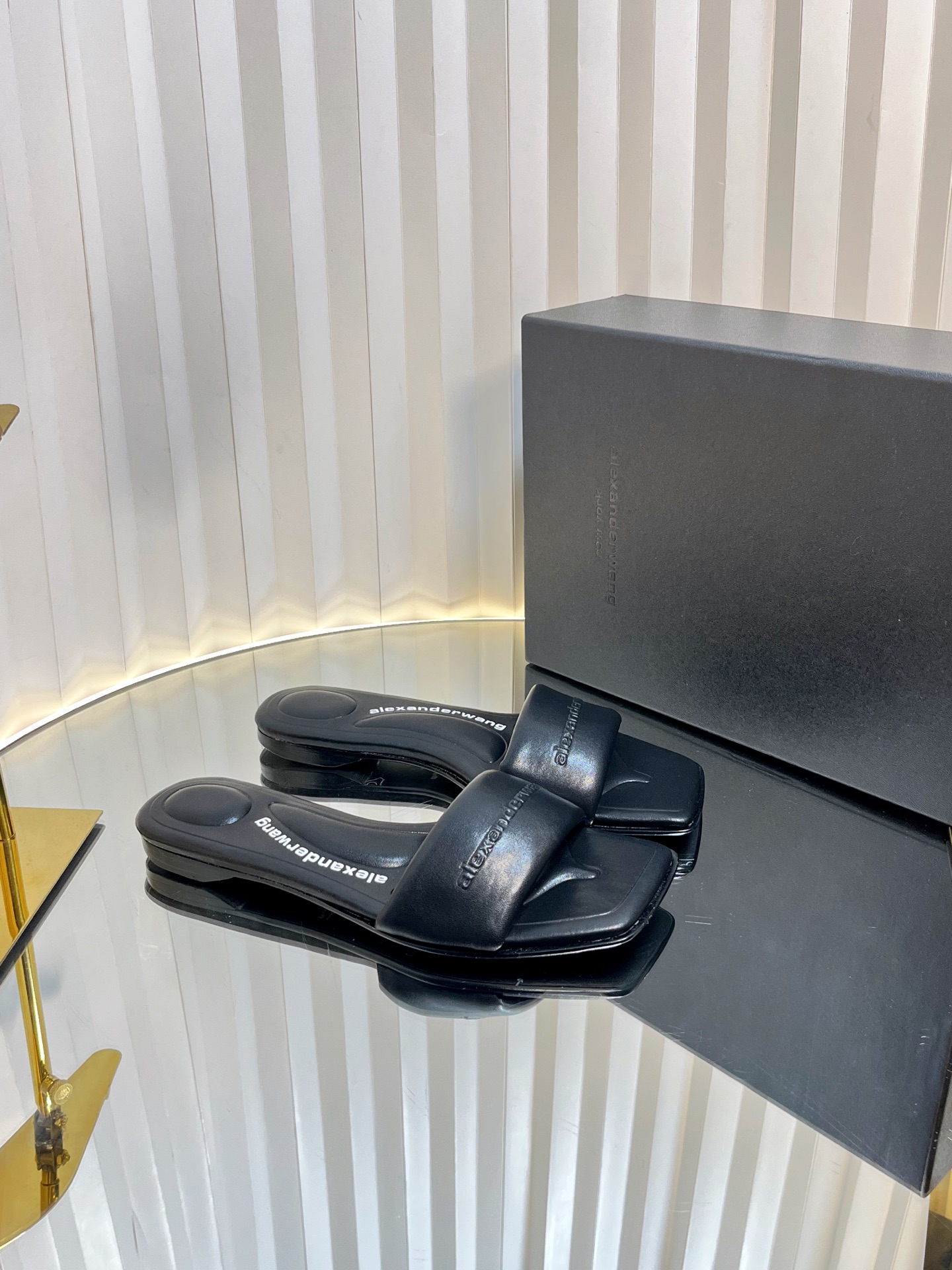 NO:229103,Cloth leather surface Alexander Wang high heels women's luxury products Alexandde* Wang original 1:1 material, lazy people drag, casual must-have!  The insole with concave and convex feel with massage is an excellent match with glue-injected logo with the most fashionable square head   high elastic injection molding material queen!  The comfort is so good, the beauty is really beautiful, the position just can reveal the seams of the feet, it is really sexy~ the letter logo design is very special!  , The original leather is easy to control!  Imported denim (black, blue, apricot), imported cowhide (black leather. white leather) in total five colors. Imported cowhide, customized cowhide cloth. Heel height 1.cm. Sole original Italian imported perm and dyed leather outsole. Size 35-39 (34.40.41.42.43. Custom made), slippers, alexander wang, high heels, slippers, cowhide, Leather soles19860909布面 皮面Alexander Wang亚历山大王高跟鞋女士奢侈品Alexande* Wang原版1:1的材料,懒人拖,休闲必选！ 凹凸感带按摩的鞋垫配上注胶 Logo 搭配最潮方头 高弹注塑材质女王的绝佳搭配！舒服感爆棚,美是真的美,位置刚好可以露脚缝, 真的很sexy～字母logo设计很特别！,原厂皮料很好驾驭！ 鞋面进口牛仔布（黑色,蓝色,杏色）,进口牛皮（黑皮.白皮）共五个色 垫脚进口牛皮,定制牛子布 跟高1.cm 鞋底原版意大利进口透染真皮大底 码数35-39（34.40.41.42.43.定做）,拖鞋,alexander wang,high heels,slippers,cowhide,Leather soles,Women's Shoes