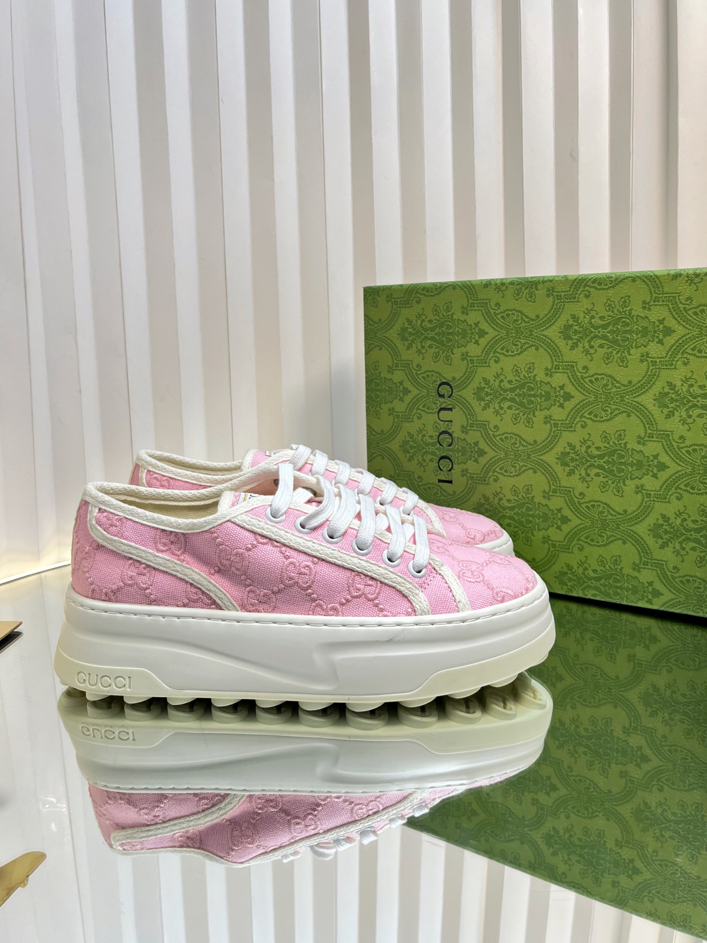 NO:258971,: (Original Model Opening) GucciTennis 1977 series spring model is available for new!  New counter model, exclusive first in the factory, the official website is the world's first in [CUCCI1977] Official website 11 latest masterpiece purchase original copy 1:1, electronic anti-counterfeiting stamen tablet   full set of upgraded packaging. The upper uses original double G embroidery diamond one to one material, one to one material double G symmetrical pair of shoes for symmetrical alignment, which can be said to be very cost-effective for imported anti-odor towel latex footbeds, super soft and comfortable to walk more conveniently and comfort!  The official quality is compared to the Midea 11 replica!  Hot diamond/embroidered fabric, original molded large bottom, thick bottom 5 cm cm to create a fashionable personality that sets off your uniqueness!  Size: Women's 35-40 (40 custom made without return), casual shoes/sports shoes, gucci, sneakers19860909:（原版开模） GucciTennis 1977系列春款上新！ 专柜新款 工厂独家首发 官网全球首发【CUCCI1977】官网11最新力作购买原版复制1:1,电子防伪蕊片 全套升级包装 鞋面采用原版双G刺绣钻一比一材料,一比一材料双G对称一对鞋为了对称对位可谓非常耗费材料进口防臭毛巾乳胶垫脚,超柔软舒适让行走更加便捷舒适！ 官方的质量相比美的11复刻！烫钻/刺绣面料、原版开模大底 ,厚底5公分cm 打造时尚个性衬托你的与众不同！ 码数:女款35-40（40定做不退换）,休闲鞋/运动鞋,gucci,sneakers,Women's Shoes