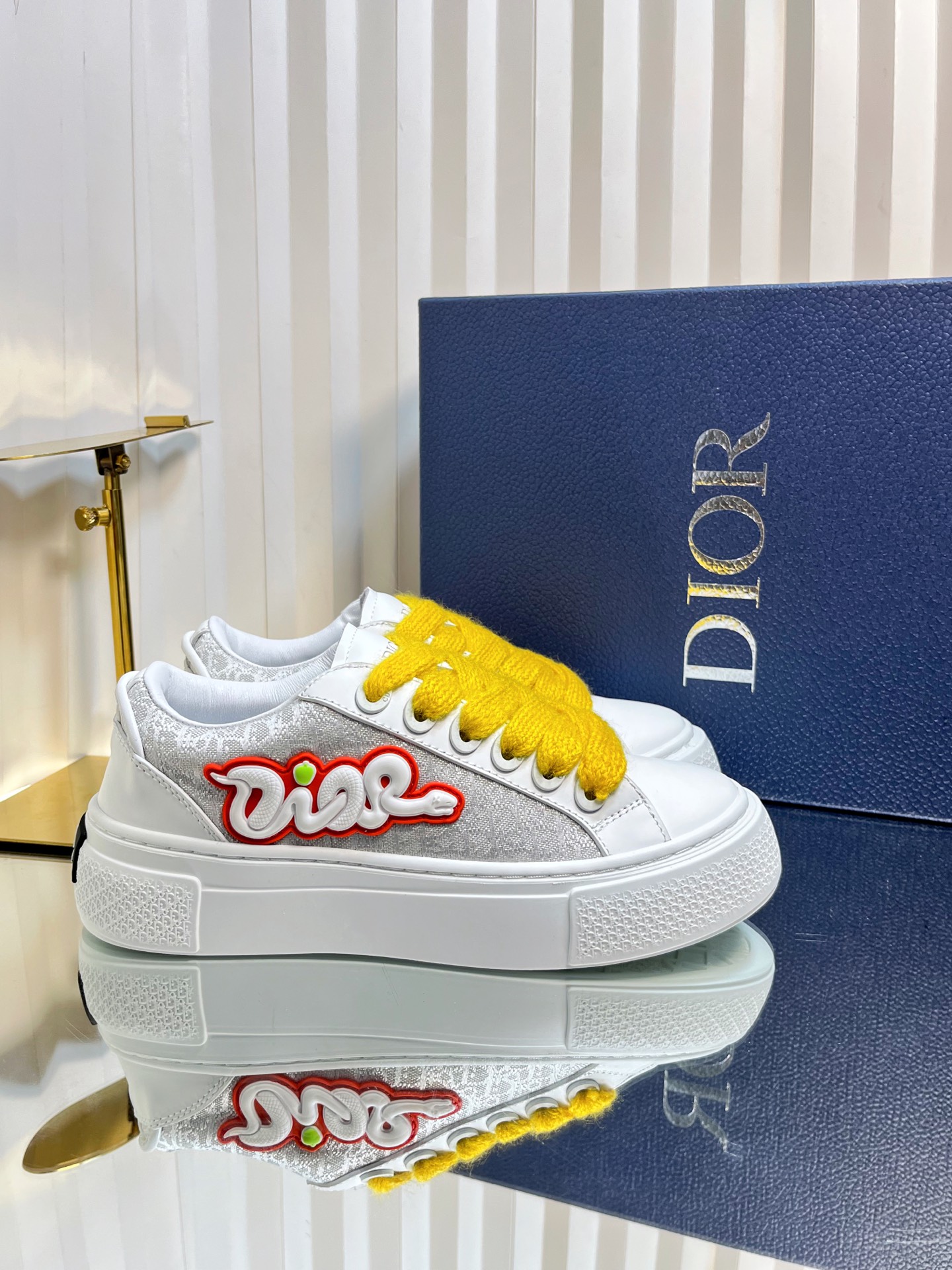 NO:229100,Couple model Snake-year limited edition Dior x Denim Tears co-branded collaboration B33 series Couple model Casual sports shoes Skateboard shoes Original purchase and development Made this new B33 sneakers reinterpret classic tennis shoes, stylish silhouette highlights the thick feeling. It is carefully crafted from navy blue and white jacquard fabrics, decorated with Oblique prints, suede inserts, a unique padded tongue embossed with Dior embossed logo, paired with navy blue mohair wide laces and matte tone finish brass eyelets. White Dior Oblique patterned rubber sole, and a contrasting Dior 30 Avenue Montaigne logo on the back side enhances the style. It can add a stylish temperament to the casual look  Original custom fabric Oblique presbyopia   cowhide   embroidery   velvet colored wool inner lining original custom sheepskin   breathable mesh original sole open mold anti-slip TPU material Sole thickness 4CM Size: Women's model 35-42 (40.41.42 customized) / Men's model 38-46 (38.45.46 customized), casual shoes/sports shoes, dior, dior, sneakers, cowhide, sheepskin19860909情侣款 蛇年限定款 迪奥Dior x Denim Tears联名合作款 B33系列 情侣款 休闲 运动鞋 滑板鞋 原版购入开发 做货 这款 B33 运动鞋新品,重新诠释经典的网球鞋,时尚的廓形突显厚实感.采用海军蓝色和白色提花面料精心制作,饰以 Oblique 印花,搭配绒面革镶片,别具一格的加垫鞋舌点缀以 Dior 压花标志,搭配海军蓝色马海毛宽鞋带和哑光同色调饰面黄铜孔眼.白色 Dior Oblique 图案橡胶鞋底,后侧饰以对比鲜明的 Dior 30 Avenue Montaigne 标志提升格调.可为休闲造型增添时尚气质 面料原版定制Oblique老花 牛皮 刺绣 绒彩毛 内里原版定制羊皮 透气网里 鞋底原版开模防滑TPU材质 底厚4CM Size:女款35-42 (40.41.42订做)/ 男款38-46(38.45.46订做),休闲鞋/运动鞋,dior,dior,sneakers,cowhide,sheepskin,Women's Shoes