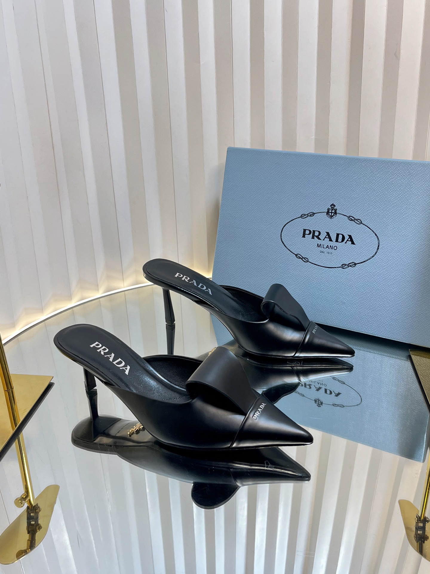 NO:229094,PRADA Spring and Summer New Model Original Prada Spring and Summer New Model is purchased 1:1, with perfect details, comfortable and comfortable to match the beautiful spring and summer clothing, exquisite and delicate. The upper is soft patent leather, inner mixed-type lambskin, outsole Italian leather outsole, heel height 5.5cm and 7.5cm, size 35-40 (40, customized) packaging original full package, semi-torque high heels, prada, prada, high heels, sheepskin, Leather soles19860909PRADA 普拉达春夏新款 原版购入1:1开发,细节完美,上脚舒适可任意配搭春夏的美饰服丽,精耐致看 鞋面原版软漆皮 内里 混种小羊皮 大底意大利真皮大底 跟高5.5cm和7.5cm 码数35-40（40、订做）包装原版全套包装,半拖高跟鞋,prada,prada,high heels,sheepskin,Leather soles,Women's Shoes