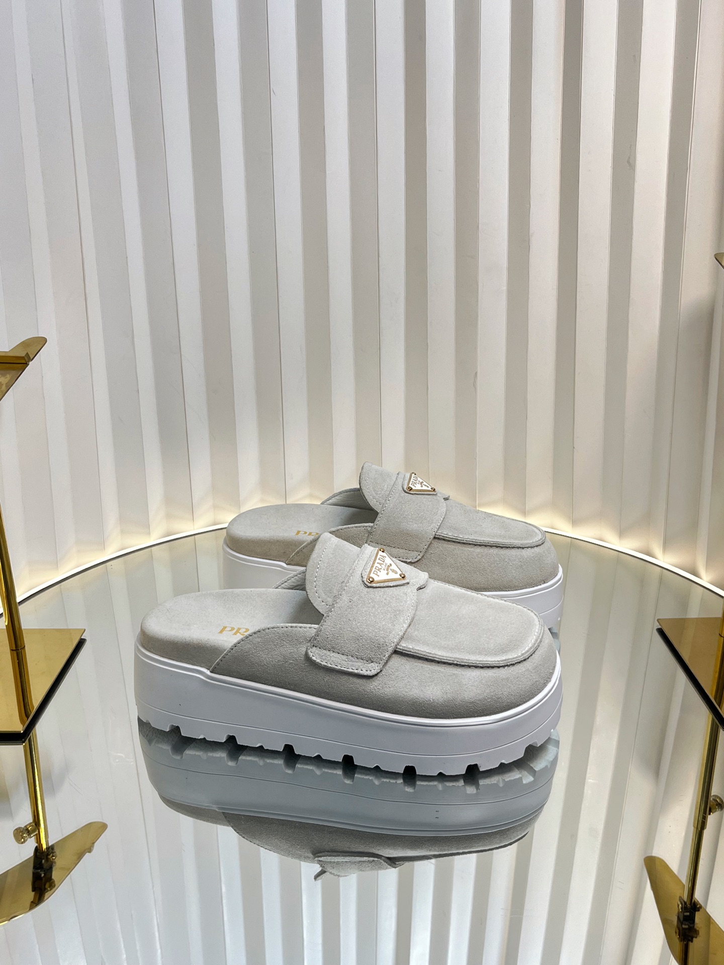 NO:229089,Prada 2025 spring and summer new thick-soled muller slippers, triangle buckle bread toe half slippers, latest catwalk series, classic upgrade, comfort and fashion coexist, each color matches good, design and different style needs, original custom beef silhouettes on the upper, inner lining: original custom sheepskin lining, beef silhouette feet, foaming and non-slip sole, shoe size: 35-40, semi-trail, prada, prada, slippers, sheepskin19860909Prada 普拉达2025春夏新款厚底穆勒拖鞋 三角扣面包包头半拖鞋 最新走秀系列 经典升级 舒适度与时髦度并存 每个颜色搭配都好看,设计搭配不同风格需求 鞋面原版定制牛猄 内里: 原版定制羊皮内里,牛猄垫脚 大底发泡防滑大底 鞋码: 35-40,半拖,prada,prada,slippers,sheepskin,Women's Shoes