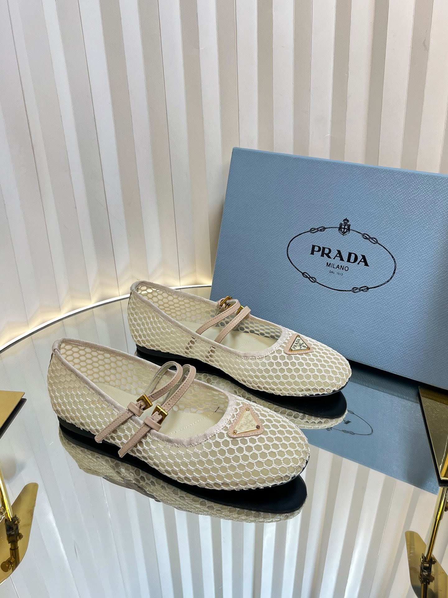 NO:240606,PRADA 25ss Prada's early spring new product net cloth Mary Zhen single shoes ballet shoes super popular series, major internet celebrities Qiao Xin and Cheng Xiao, the same round-toe triangle buckle (Mari Zhen single shoes)!  Fashionable and versatile nice items, all kinds of beauties have stood firm, and the exclusive new one is available!  Sisters who like to wear high heels but are afraid of being tired will come over. The flat bottom will definitely make your feet light, and you will not be tired at all, and your feet will be steadily and relaxed!  Fabric fish net fabric footbed sheepskin triangle mark feels the same as the original version, matched with the original rubber outsole Size: #35-40 (40 customized for non-return and exchange), single shoes, prada, prada, mary jane, high heels, sheepskin19860909PRADA 25ss 普拉达早春新品网布玛丽珍单鞋 芭蕾舞鞋 超级爆系列爆品,各大网红明星乔欣,程潇,同款圆头三角扣（玛丽珍单鞋）！ 时髦百搭nice单品,各路美女站稳了,独家上新啦！喜欢穿高跟鞋又怕累的姐姐们看过来,平底绝对让脚步轻盈,百分百不累脚,上脚稳稳的轻松！ 面料鱼网面料 垫脚羊皮 三角标触感凹凸感和原版一致, 搭配原版橡胶大底 Size:#35-40(40订做不退换）,单鞋,prada,prada,mary jane,high heels,sheepskin,Women's Shoes