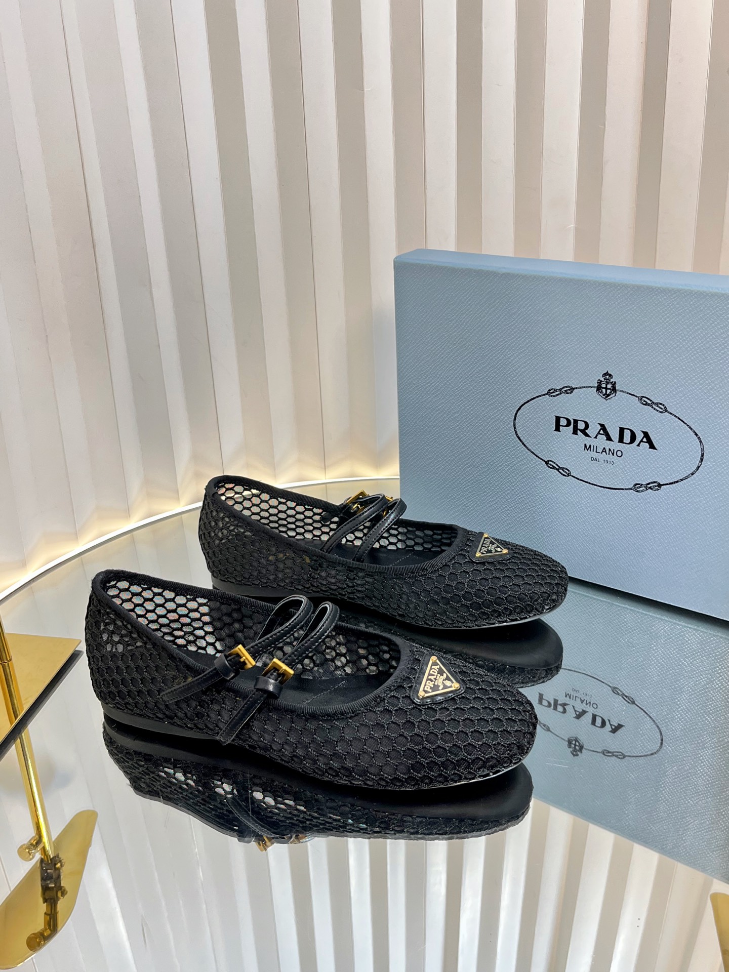 NO:229087,PRADA 25ss Prada's early spring new product net cloth Mary Zhen single shoes ballet shoes super popular series, major internet celebrities Qiao Xin and Cheng Xiao, the same round-toe triangle buckle (Mari Zhen single shoes)!  Fashionable and versatile nice items, all kinds of beauties have stood firm, and the exclusive new one is available!  Sisters who like to wear high heels but are afraid of being tired will come over. The flat bottom will definitely make your feet light, and you will not be tired at all, and your feet will be steadily and relaxed!  Fabric fish net fabric footbed sheepskin triangle mark feels the same as the original version, matched with the original rubber outsole Size: #35-40 (40 custom made without return or exchange), ballet shoes, prada, prada, mary jane, high heels, sheepskin19860909PRADA 25ss 普拉达早春新品网布玛丽珍单鞋 芭蕾舞鞋 超级爆系列爆品,各大网红明星乔欣,程潇,同款圆头三角扣（玛丽珍单鞋）！ 时髦百搭nice单品,各路美女站稳了,独家上新啦！喜欢穿高跟鞋又怕累的姐姐们看过来,平底绝对让脚步轻盈,百分百不累脚,上脚稳稳的轻松！ 面料鱼网面料 垫脚羊皮 三角标触感凹凸感和原版一致, 搭配原版橡胶大底 Size:#35-40(40订做不退换）,芭蕾舞鞋,prada,prada,mary jane,high heels,sheepskin,Women's Shoes