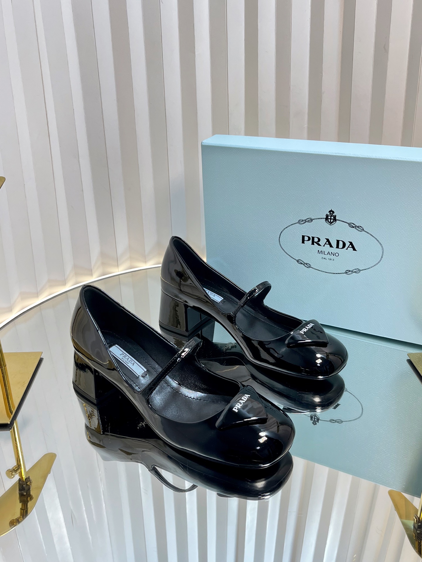 NO:229084,PRADA sandals/single shoes Prada spring and summer new product, (top version) strength is coming!  Prada Glow's limited-time store's very shiny items: Mary Zhen single shoes———————————————————————————————————————————————————————————————————————————————————————————————————————————————————————————————————————————————————————————————————————————————————————————————————————————————————————————————————————————————————————————————————————————————————————————————————————————————————————————————————————————————————————————————————————————————————————————————————————————————————————————————————————————————————————————————————————————————————————————————————————  Fashionable and versatile nice items, all kinds of beauties have stood firm, and the exclusive new one is available!  Sisters who like to wear high heels but are afraid of being tired will look at it. The square thick heels will definitely make your feet light, and you will not be tired at all, and your feet will be steadily and relaxed!  Italian counter purchasing original shoes developed, 1 to 1, replicate the original flavor. This year's theme is not defined to reflect the texture through simplicity and simplicity. Top-level open-edge beaded cowhide with original 3D printed color logo... The triangle mark feels the same as the original, square, round, thick heels and original Italian leather outsole. Heel height 5cm. On sale Size: 35-39 (34,40 41 customized), single shoes, prada, prada, sandals, mary jane, high heels, cowhide, Leather soles19860909PRADA 凉鞋/单鞋普拉达春夏新品,(顶级版本)实力来袭！Prada Glow限时店很闪亮的单品 玛丽珍单鞋————————————————— 超级爆系列爆品,各大网红明星乔欣,程潇,刘令姿同款圆头三角扣（玛丽珍单鞋）！时髦百搭nice单品,各路美女站稳了,独家上新啦！喜欢穿高跟鞋又怕累的姐姐们看过来,方形粗跟绝对让脚步轻盈,百分百不累脚,上脚稳稳的轻松！ 意大利专柜代购原版鞋开发,1比1照足原味复刻.今年的主题就是不被定义 通过简单简洁体现质感 顶级开边珠牛皮搭配原版3D打印色logo…三角标触感凹凸感和原版一致,方圆形小粗跟搭配原版意大利真皮大底配制. 跟高5cm. 现货发售 Size: 35-39（34,40 41订做）,单鞋,prada,prada,sandals,mary jane,high heels,cowhide,Leather soles,Women's Shoes