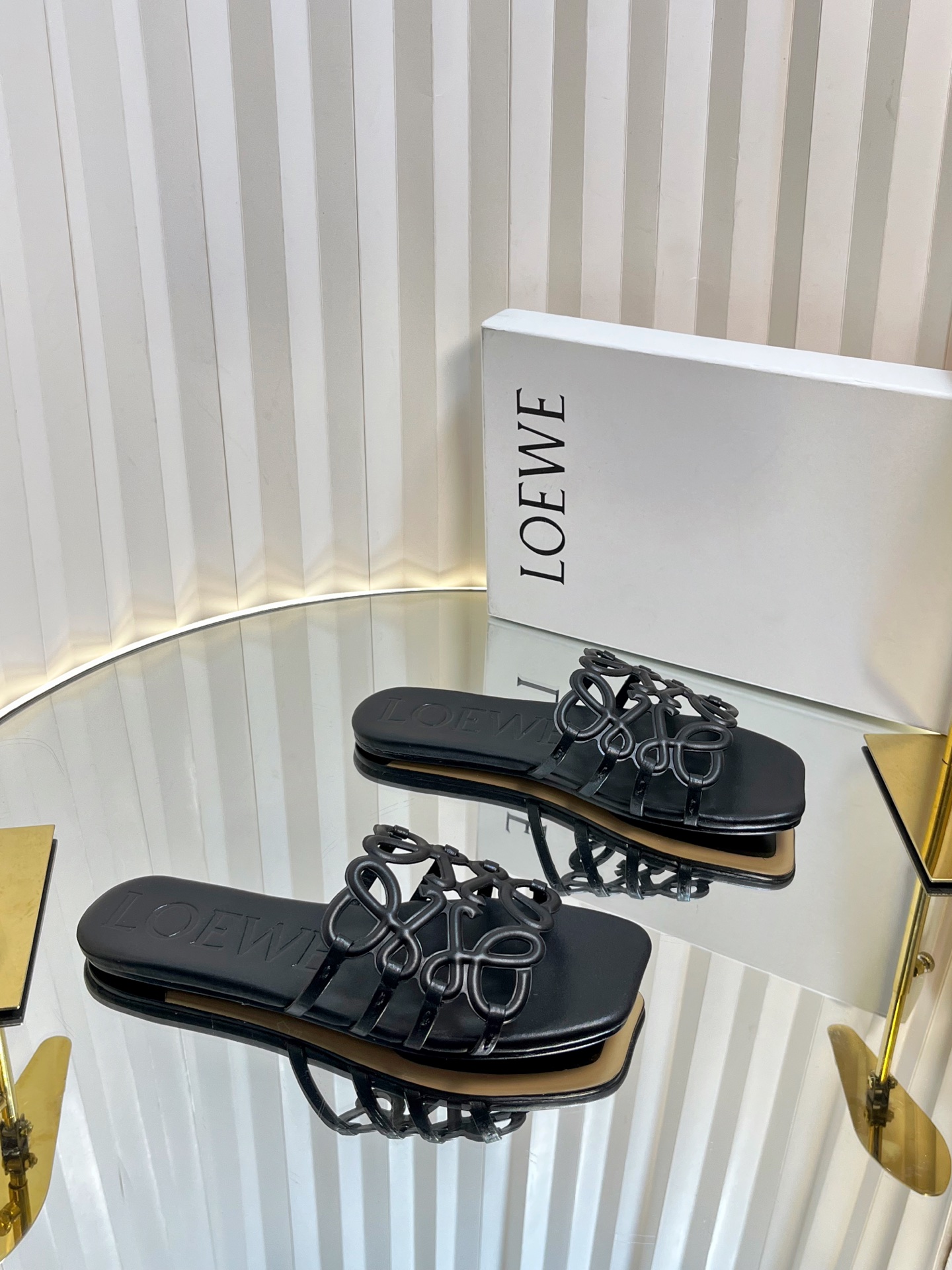 NO:229083,LOEW* 25ss Spring and summer new product slippers Crazy grass planting simple design feels cleaner and more elegant, making you miss it. The color is also very pleasing and beautiful. The instant you put on your feet, it is full of temperament and aura, which is invincible and handsome. The upper is made of cowhide print, the inside is tiptoed, sheepskin, Italy imported injection molded leather sole Size35-42 (40.41.42 custom-made without return and exchange), slippers, loewe, loewe, slippers, cowhide, sheepskin, Leather soles19860909LOEW* 罗意威 25ss 春夏新品 拖鞋 疯狂种草简约设计感觉更干净优雅 让你念念不忘 颜色也很耐看漂亮,上脚瞬间气质十足气场,简直无敌帅气有型 鞋面采用牛皮印花 内里踮脚 羊皮 意大利进口注塑真皮大底 Size35-42（40 .41.42定制不退换）,拖鞋,loewe,loewe,slippers,cowhide,sheepskin,Leather soles,Women's Shoes