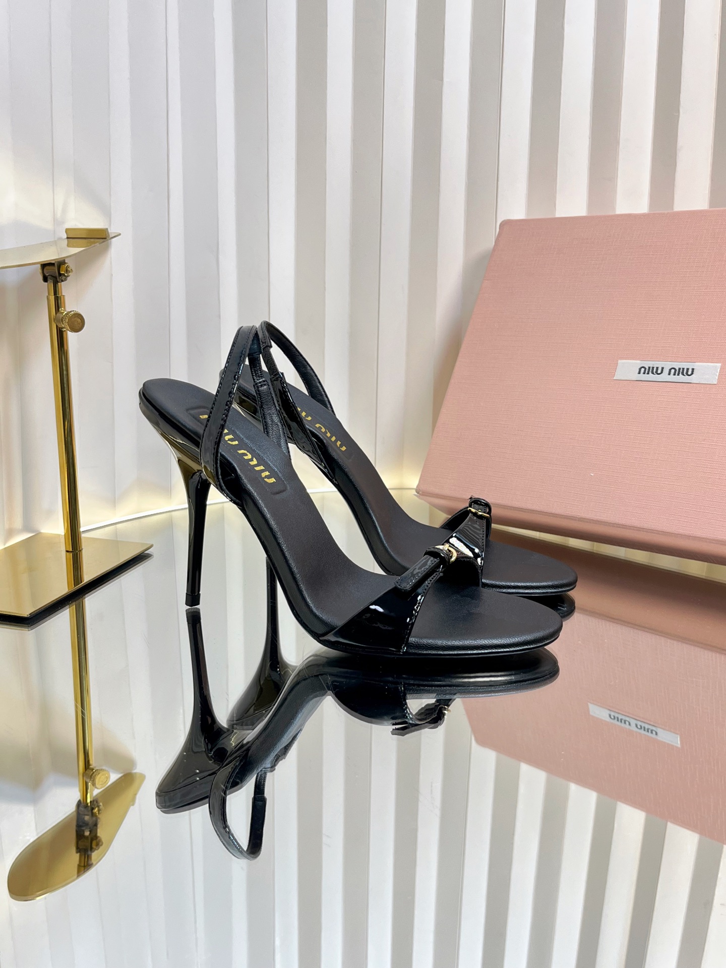 NO:229080,Miu Miu catwalk model 2025 spring and summer new high heel strap sandals Internet celebrity catwalk model looks very good on the feet. 1:1 customization Fashion high heel women's shoes, very stretched leg lines, allowing beautiful ladies to easily control it. It is definitely a must-have item in spring and summer Material: fabric beef patent leather, inner sheepskin Size 34-41 (34.40.41 custom made without return or exchange) Heel height 10.5cm, sandals, miumiu, sandals, sheepskin19860909Miu Miu走秀款 2025春夏新款高跟带子 凉鞋 网红走秀款上脚非常好看.1:1定制 时尚 高跟女鞋,很好的拉伸腿部线条,让爱美的小姐姐们都能轻松驾驭,绝对是春夏必备单品 材质 :面料牛漆皮,内里羊皮 尺码34-41（34.40.41定做不退不换）跟高10.5cm,凉鞋,miumiu,sandals,sheepskin,Women's Shoes