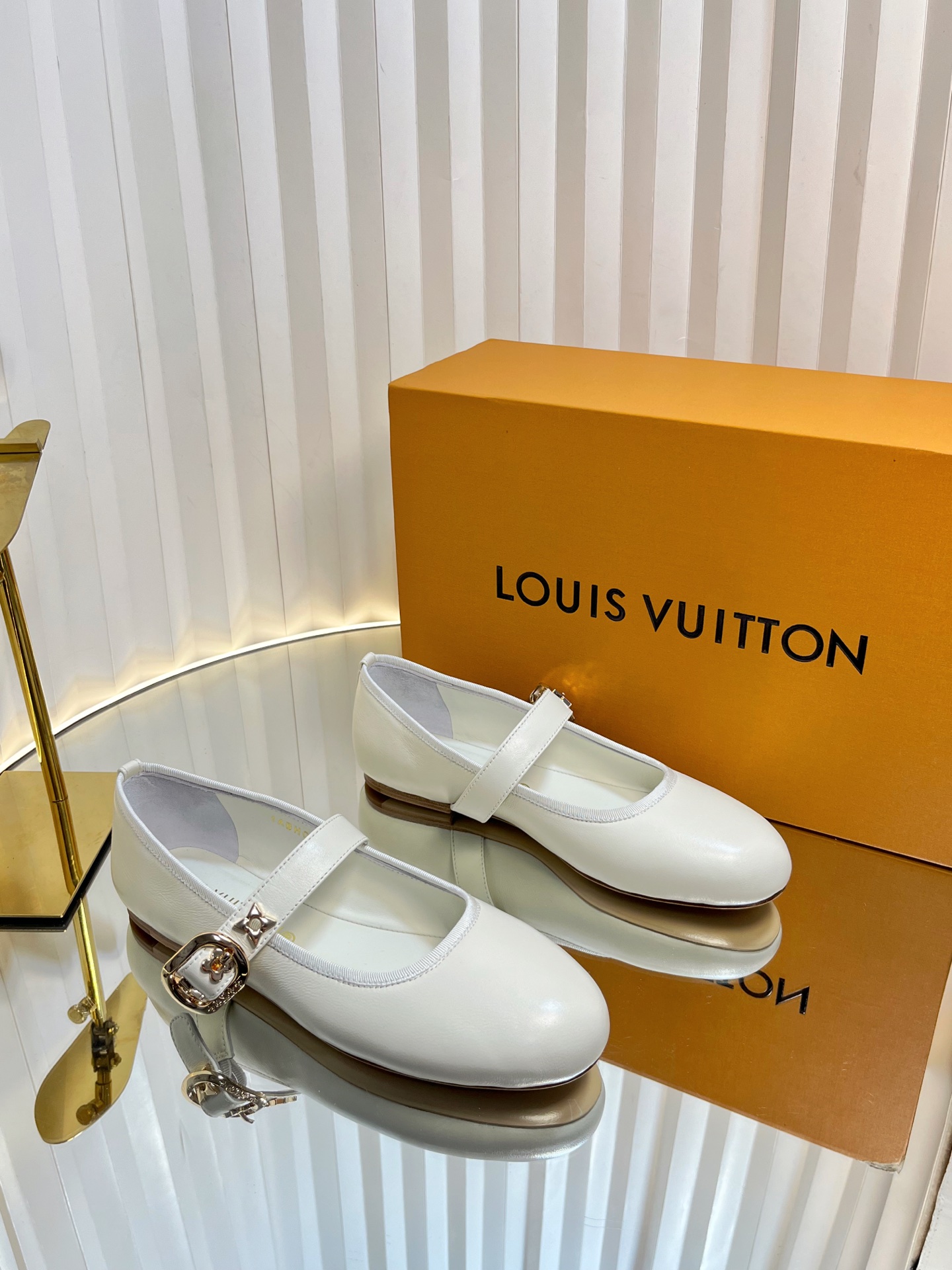 NO:258964,LV | Louis Vuitton 25 early spring new model, top version, the original version is consistent, the counter is the latest model LV X TM ROMY Murakami Takashi's joint ballet shoes, new exquisite four-corner flower fasteners on hard goods, BS purchasing level!  Full of high-end feeling!  A popular model from domestic and foreign bloggers, retro and fashionable, beautiful!  Official website main model★ High custom lambskin/presby leather, imported lambskin lining, outsole original Italian leather outsole Shoe size: 35-39 (34, 40, 41, 42 customized), ballet shoes, louis vuitton, louis vuitton, sheepskin, Leather soles19860909LV | 路易威登 25早春新款 顶级版本原版一致 专柜主打最新款 LV X TM ROMY 村上隆联名款芭蕾鞋 硬货上新精美四角花扣件 BS代购级别！高级感十足！国内外博主刷爆的一款,复古又时髦上脚美炸了！官网主推款★ 鞋面高定制小羊皮/老花皮 内里进口羊皮里 大底原版意大利真皮大底 鞋码: 35-39（34、40、41、42定制）,芭蕾舞鞋,louis vuitton,louis vuitton,sheepskin,Leather soles,Women's Shoes