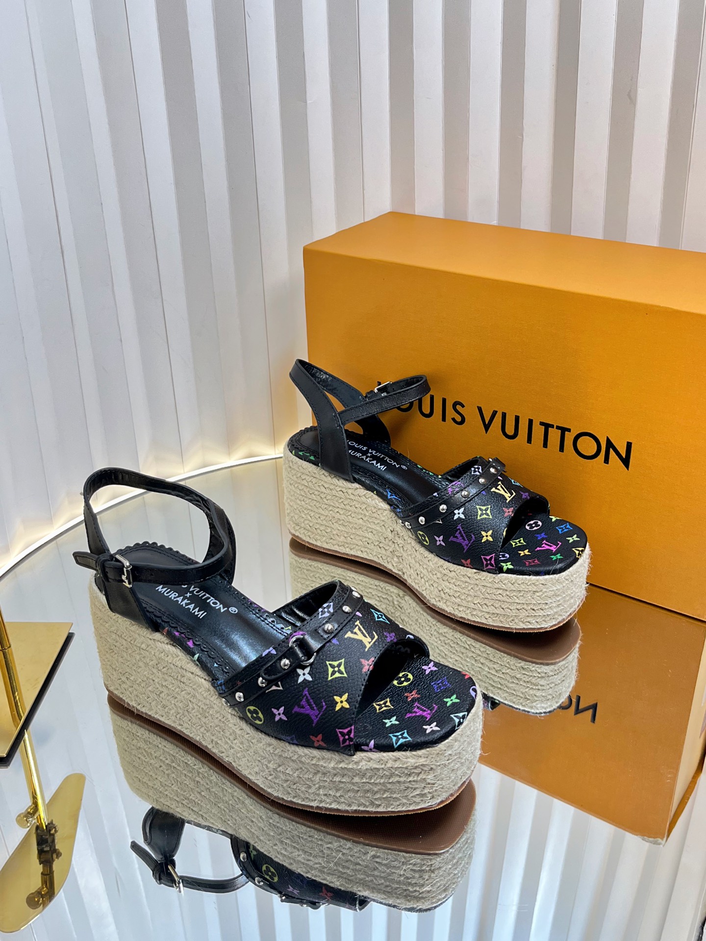 NO:258957,LV | Louis Vuitton 25 Spring and Summer New Model, Top version, the original version is consistent, the counter is the latest model, LV X TM Murakami Takashi jointly made the hemp rope wedge sandals, hard goods are on the newest, purchasing level!  Full of high-end feeling!  A popular model from domestic and foreign bloggers, retro and fashionable, beautiful!  Official website main model★ Original custom cowhide print with upper imported sheepskin lining, large sole original molded sole, heel height 8cm, water table 4.5cm, shoe size: 35-39 (customized by 40, 41), sandals, louis vuitton, louis vuitton, sandals, cowhide, sheepskin19860909LV | 路易威登 25春夏新款 顶级版本原版一致 专柜主打最新款 LV X TM村上隆联名款麻绳坡跟凉鞋 硬货上新 代购级别！高级感十足！国内外博主刷爆的一款,复古又时髦上脚美炸了！官网主推款★ 鞋面原版定制牛皮印花 内里进口羊皮里 大底原版开模大底 跟高8cm 水台4.5cm 鞋码: 35-39（40、41定制）,凉鞋,louis vuitton,louis vuitton,sandals,cowhide,sheepskin,Women's Shoes