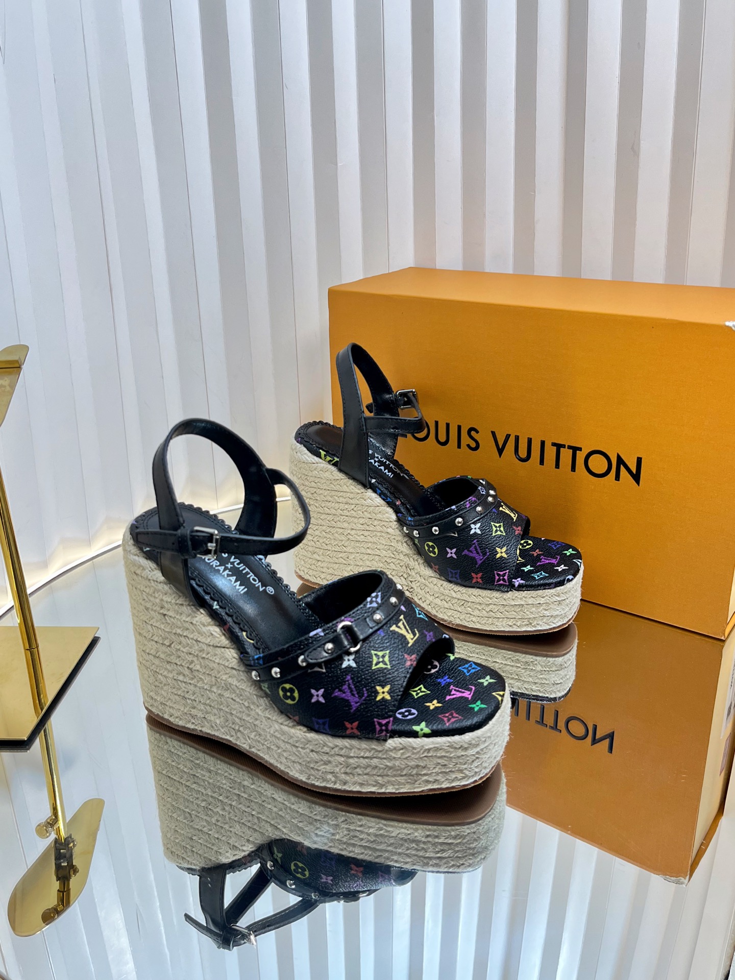 NO:258960,LV | Louis Vuitton 25 Spring and Summer New Model, Top version, the original version is consistent, the counter is the latest model, LV X TM Murakami Takashi jointly made the hemp rope wedge sandals, hard goods are on the newest, purchasing level!  Full of high-end feeling!  A popular model from domestic and foreign bloggers, retro and fashionable, beautiful!  Official website main model★ Original custom cowhide print with upper imported sheepskin lining, original open molded sole, heel height 12cm, water table 3.5cm, shoe size: 35-39 (customized by 40, 41), sandals, louis vuitton, louis vuitton, sandals, cowhide, sheepskin19860909LV | 路易威登 25春夏新款 顶级版本原版一致 专柜主打最新款 LV X TM村上隆联名款麻绳坡跟凉鞋 硬货上新 代购级别！高级感十足！国内外博主刷爆的一款,复古又时髦上脚美炸了！官网主推款★ 鞋面原版定制牛皮印花 内里进口羊皮里 大底原版开模大底 跟高12cm 水台3.5cm 鞋码: 35-39（40、41定制）,凉鞋,louis vuitton,louis vuitton,sandals,cowhide,sheepskin,Women's Shoes