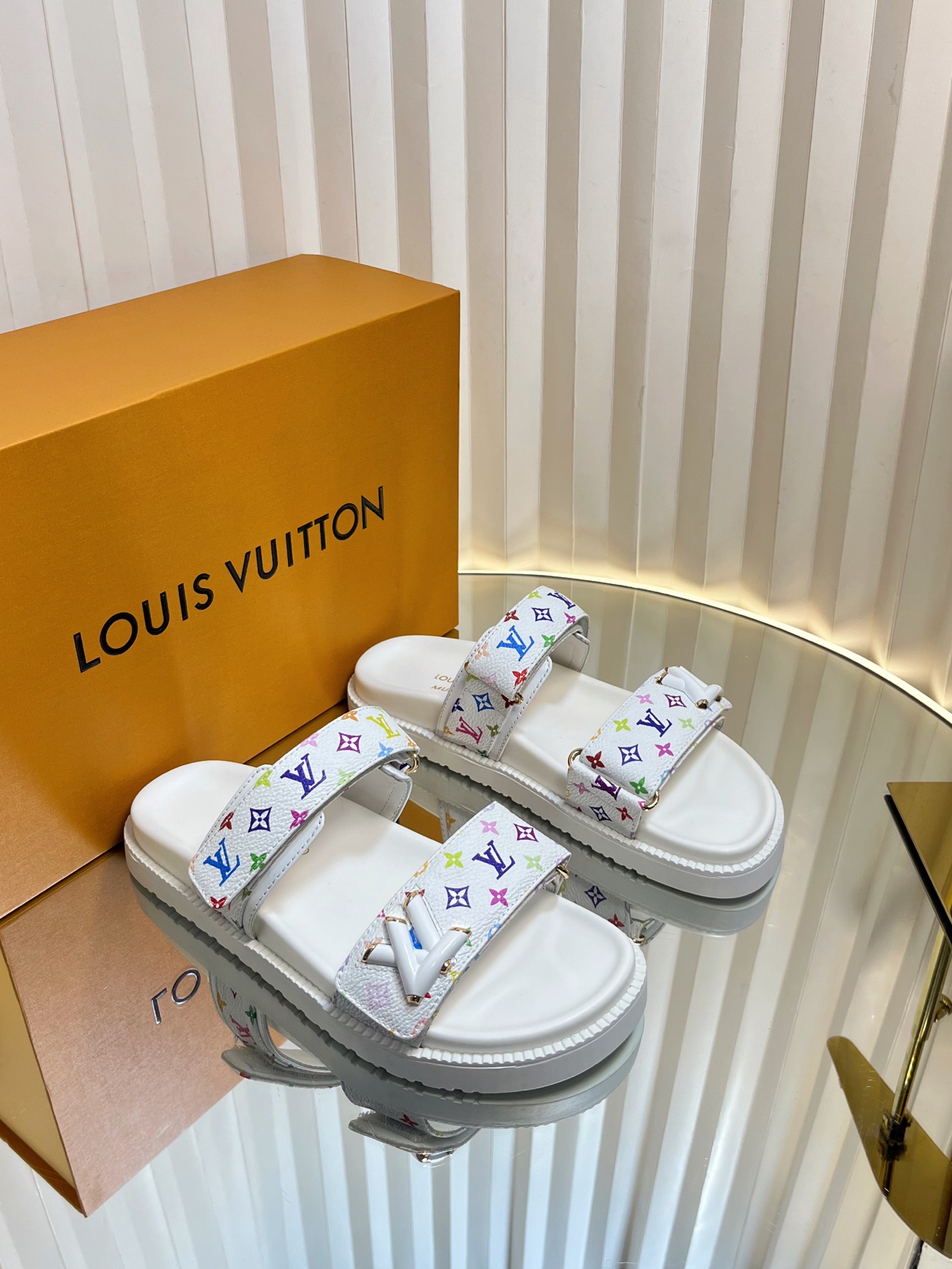 NO:258954,Top version LV Murakami Takashi Ljia Donkey Brand BOM DIA COMFORT series Velcro, denim, old flower, sandals, flat sandals, original purchase and development, made in this model Bom Dia Comfort flat sandals are classic Monogram canvas, paired with tough insoles and non-slip rubber outsoles, making the functional design reveals a trendy posture. One shoelace uses Velcro, the other can be adjusted by inscription buckle. Delivery counter is exquisitely packaged. Fabric imported top layer cowhide, inner original imported soft sheepskin, sole original open molded anti-slip rubber material, sole thickness 3CM Size: women's model 35-40 (customized 40.41), slipper sandals, louis vuitton, louis vuitton, louis  vuitton, sandals, slippers, cowhide, sheepskin19860909顶级版本 LV村上隆联名 L家驴牌BOM DIA COMFORT系列 魔术贴 牛仔布 老花 凉鞋 平底凉拖鞋 原版购入开发 做货 本款 Bom Dia Comfort 平底凉拖选用经典 Monogram 帆布,搭配韧性鞋垫和防滑橡胶外底,令功能设计显露潮流姿态.一条鞋带采用魔术贴,另一条可通过铭纹搭扣调节 配送专柜精美包装 面料原版进口头层牛皮 内里原版进口柔软羊皮 鞋底原版开模防滑橡胶材质 底厚3CM Size:女款35-40（定制40.41）,拖鞋凉鞋,louis vuitton,louis vuitton,louis vuitton,sandals,slippers,cowhide,sheepskin,Women's Shoes