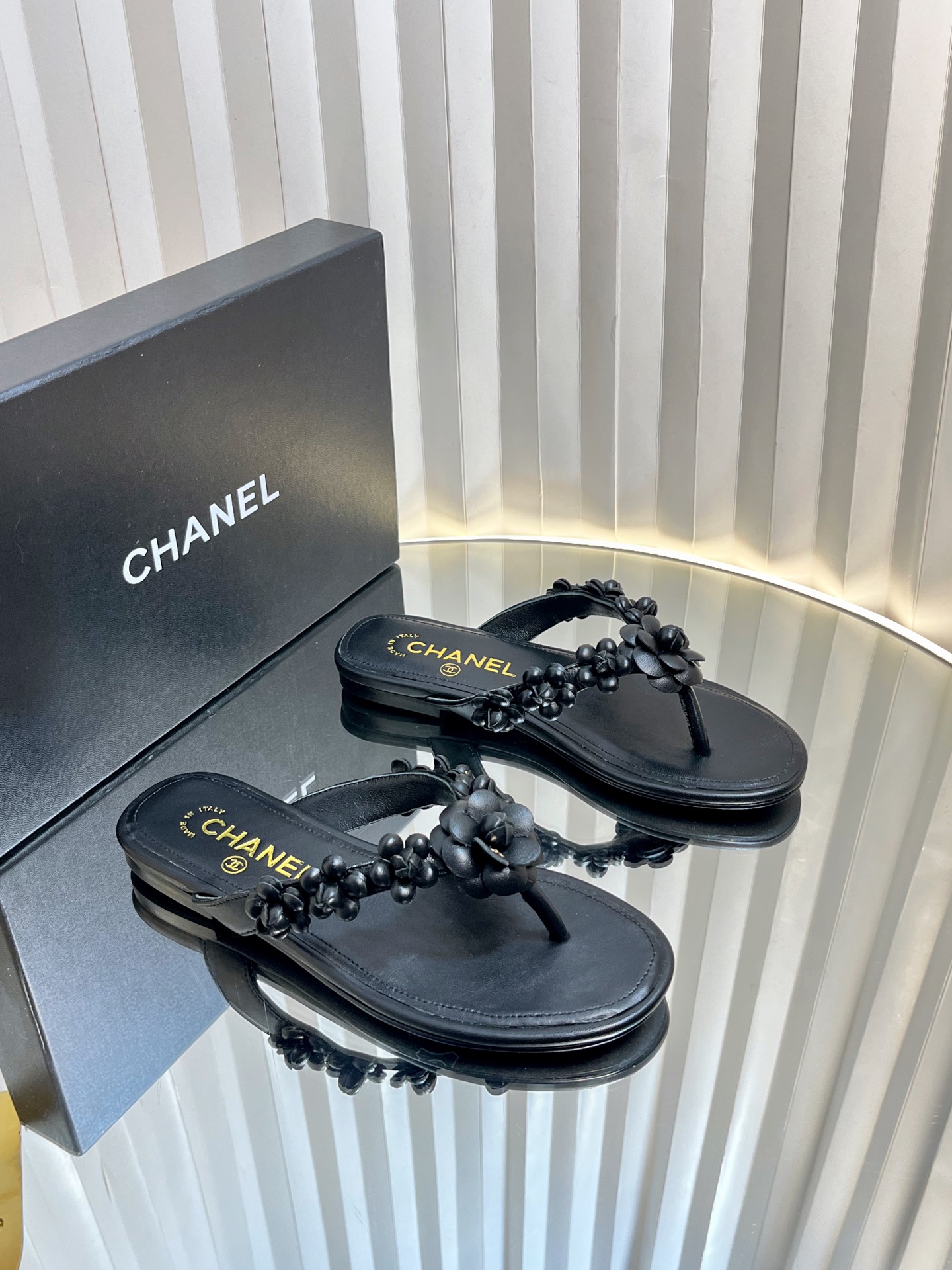 NO:246788,55Ss Spring and Summer New Chane* Small Fragrant Flower World Flat-Sole Folding Sandals The Camellia Sandals are playful and yet rich in style~ Full of exquisiteness, walking white and rich beauty!  100% sweetness, beautiful and unremoving eyes, comfortable and tiring your feet, and long leg lines!  Have good looks and wear your own style and attitude!  Full leather upper/lambskin inner sheepskin inner heel height 1.5cm sole Italian genuine leather sole size 35-39 (40,41 custom made without return or exchange), split-toe shoes, chanel, slippers, sheepskin1986090955Ss春夏新款Chane*小香花花的世界平底夹脚凉拖鞋 嗲嗲的山茶花凉拖鞋,俏皮又不失千金风～满满的精致感 妥妥的行走白富美！甜度百分百 美的移不开眼,上脚舒适不累脚 妥妥拉长腿部线条！拥有美好 穿出自己的风格和态度！ 鞋面全皮/小羊皮 内里羊皮内里 跟高1.5cm 鞋底意大利真皮鞋底 码数35-39（40,41定制不退换）,分趾鞋,chanel,slippers,sheepskin,Women's Shoes