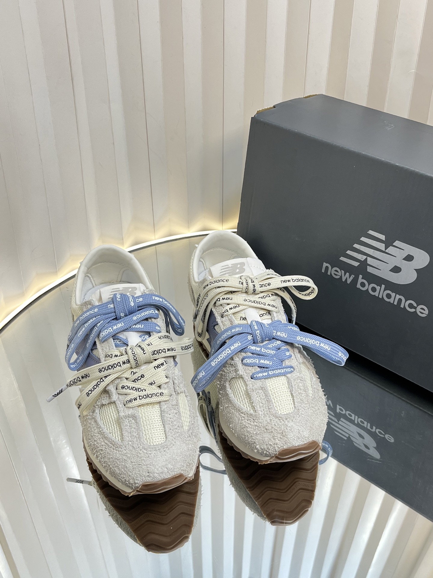 NO:258987,New balance New Balance 471 25ss spring and summer new product, retro casual shoes, sports shoes The 471 shoe model inherits its classic outline, outlining the light appearance with slender sandalwood, rejuvenating the new look of retro thin-soled shoes. This color scheme is so durable, NB really rarely appears this milk purple color, and there are three pairs of shoelaces!  !  Spring and summer are really casually equipped. The upper is made of original imported suede/cowhide/breathable net. The inner foot pad is original breathable net. The sole is original customized EVA non-slip rubber outsole size35-39 (40.41 customized without return or exchange), casual shoes/sports shoes, new balance, sneakers, cowhide, chamois leather19860909New balance 纽百伦471 25ss春夏新品 复古 休闲鞋 运动鞋 471鞋款承袭其经典轮廓,以纤细鞋檀勾勒轻盈外形 焕启复古薄底鞋新风貌 这个配色好耐看,NB真的很少出这种奶紫色 而且有三副鞋带！！ 春夏真的是随便配了 鞋面采用原版进口麂皮/牛皮/透气网 内里垫脚原版透气网 鞋底原版定制EVA防滑橡胶大底 size35-39（40.41定制不退换）,休闲鞋/运动鞋,new balance,sneakers,cowhide,chamois leather,Women's Shoes