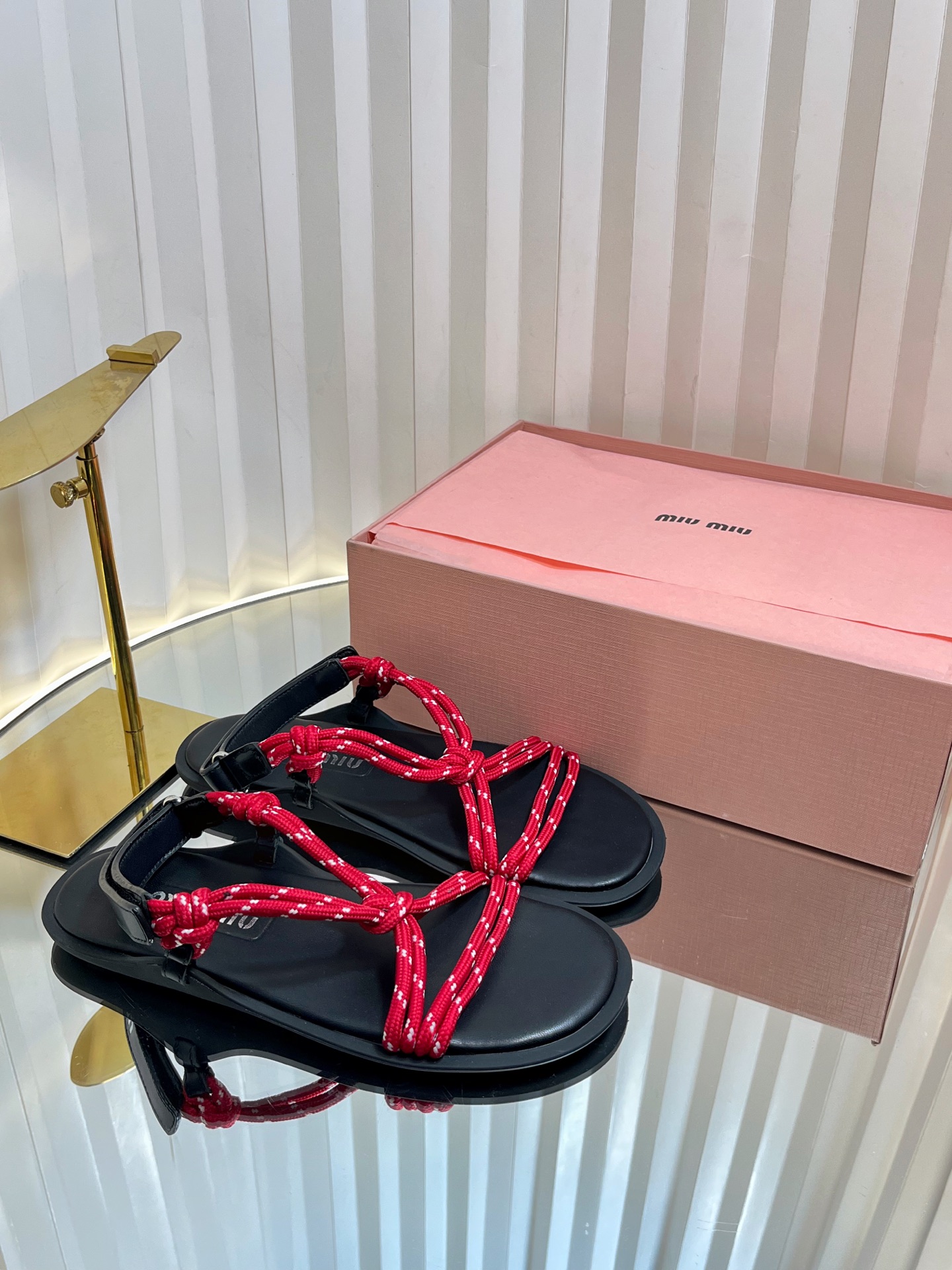 NO:248583,MiuMiu｜Miu 25cc hemp rope braided sexy sandals The most popular clip-toed sandals in the world, appearing on the covers of major fashion magazines·All celebrities and bloggers of Xiaohongshu~ The best choice for matching long skirts and hot pants, you won’t regret it when you close your eyes (ZP developed shoe shape and details are in place) Upper cowhide/imported custom rope Inner sheepskin inner size 35-40 (full package), sandals, miumiu, sandals, skirts, cowhide, sheepskin19860909MiuMiu｜缪缪25cc麻绳编织性感凉鞋 全球最火夹趾凉鞋, 出现在各大时装杂志封面·各路明星、小红书博主着用～搭配长裙、热裤的不二选择,闭眼入都是不会后悔（ZP开发鞋型、细节到位） 鞋面牛皮/进口定制绳 内里羊皮内里 码数35-40（全套包装）,凉鞋,miumiu,sandals,skirts,cowhide,sheepskin,Women's Shoes