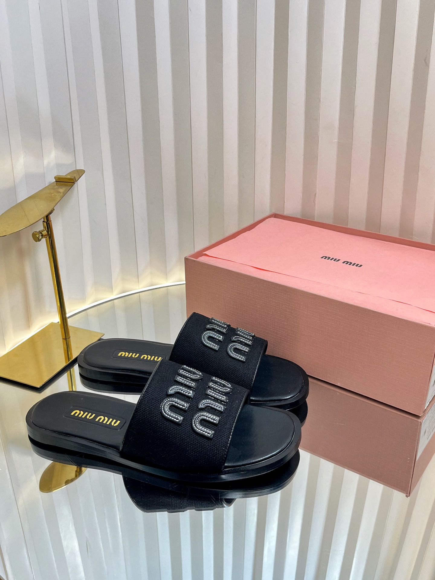 NO:248579,Miumiu Miu Chun straw woven slippers Miumiu flat micro-label sandal slippers are simple, atmospheric, fashionable and timeless. It is a classic that never fades away from the trend in the fashion circle. The retro British style allows you to wear a different temperament. Fabric 1:1 straw woven, inner sheepskin inner/foot-up sheepskin Thickened Italian leather bottom!  Number of codes 35-39# (40#41 customized no return or exchange, slippers, miumiu, sandals, slippers, espadrilles, sheepskin19860909miumiu缪缪春草编拖鞋 miumiu平底微标凉鞋拖鞋简约大气时髦耐看不过时是时尚圈永不退潮的经典所在,复古的英伦风格,让你穿出不一样的气质 面料1:1草编面 内里羊皮内里/垫脚羊皮 加厚意大利真皮底！ 码数35-39#（40#41订做不退不换,拖鞋,miumiu,sandals,slippers,espadrilles,sheepskin,Women's Shoes