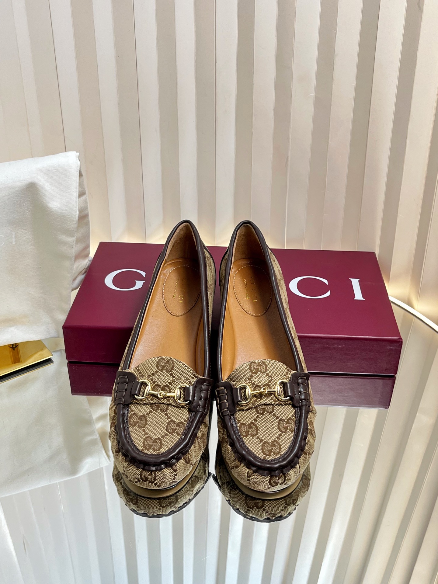 NO:248596,Gucci horse-bit flat ballet shoes are designed with high-quality mini G G suede material, cleverly blending the brand's classic heritage with modern exquisite charm. The details of the classic horse-bit are presented ingeniously, adding elegant style to the fashionable and versatile gallery shape. Unparalleled quality!  Original custom imported fabrics, imported mini GG suede embossed/presby flower canvas   cowhide inner lining / footbed mixed sheepskin high flat sole outsole Italian genuine leather sole size 35-41 (40 41 custom made without return), ballet shoes, gucci, cowhide, sheepskin19860909Gucci马衔扣平底芭蕾舞鞋这款设计以优质迷你G G绒面材质匠心打造,巧妙融合品牌经典传承与现代精致魅力.经典马衔扣细节匠心呈现,为时尚百搭的廊形增添典雅格调.无二品质！ 面料原版定制进口迷你GG绒面压纹/老花帆布 牛皮 内里／垫脚混种羊皮 跟高平底 大底意大利真皮底 尺码35-41（40 41定做不退换）,芭蕾舞鞋,gucci,cowhide,sheepskin,Women's Shoes