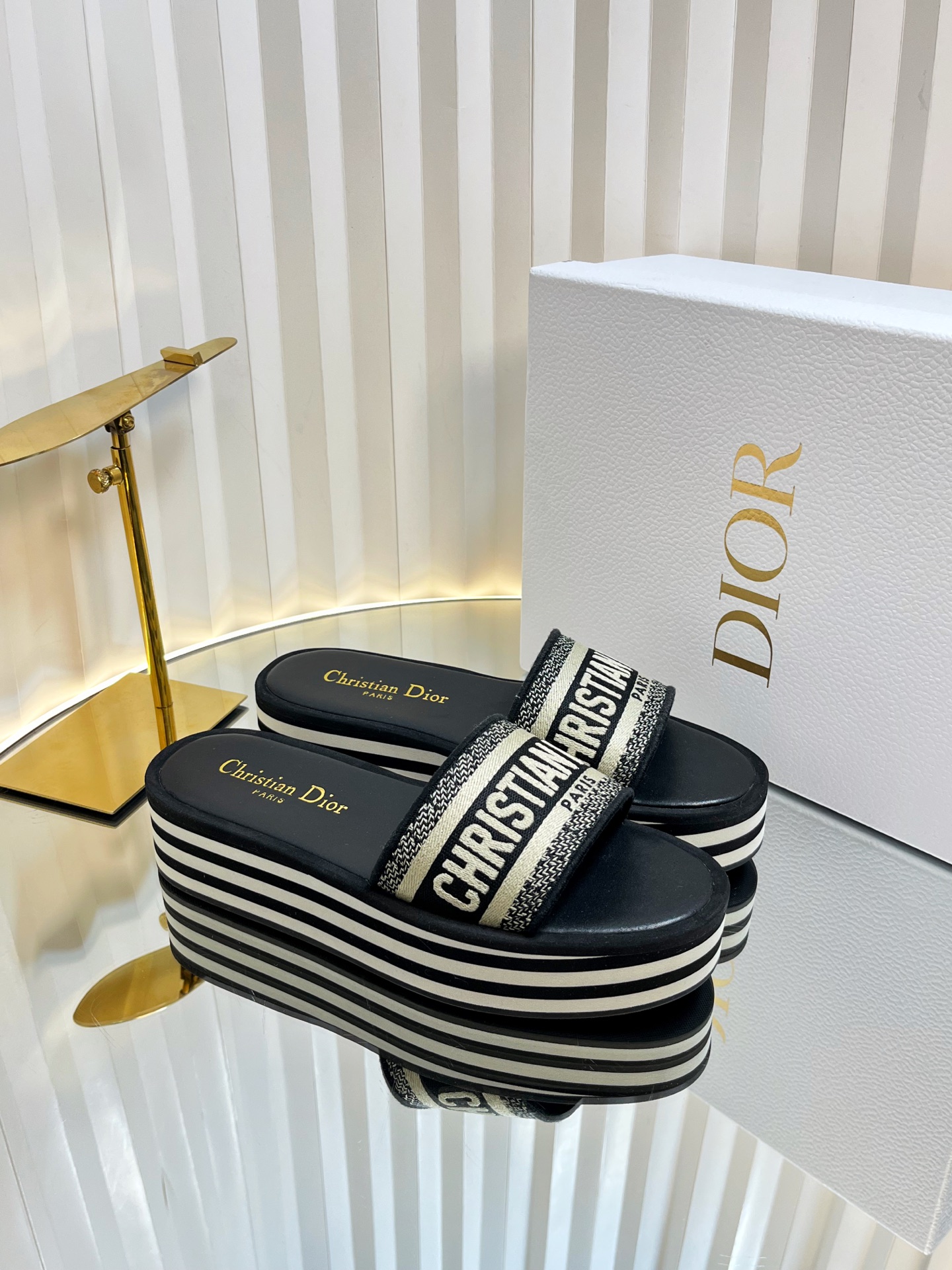 NO:247386,Dior Dior 2025 spring and summer new IVIETA DWAY jelly color flat-soled flip-flop color-blocked women's shoes CD letter logo three-dimensional embroidered thick-soled round toe slippers Original development top version on the market Material: imported raffia grass electric embroidery high-temperature water-soluble cotton technology fabric   water-dyed cowhide footbed inside   original consistent combination sole 4CM sole thickness 4CM size35-41 (40.41 custom made without return or replacement), slippers, dior, dior, slippers, cowhide19860909迪奥 Dior 2025 春夏新款 IVIETA DWAY 果冻色平底一字拖拼色女鞋 CD字母logo立体刺绣厚底圆头露趾拖鞋 原版开发市面顶级版本 材质:鞋面进口酒椰草电绣高温水溶棉质科技面料 水染牛皮垫脚内里 原版一致组合大底 底厚4CM size35-41（40.41定做不退不换）,拖鞋,dior,dior,slippers,cowhide,Women's Shoes