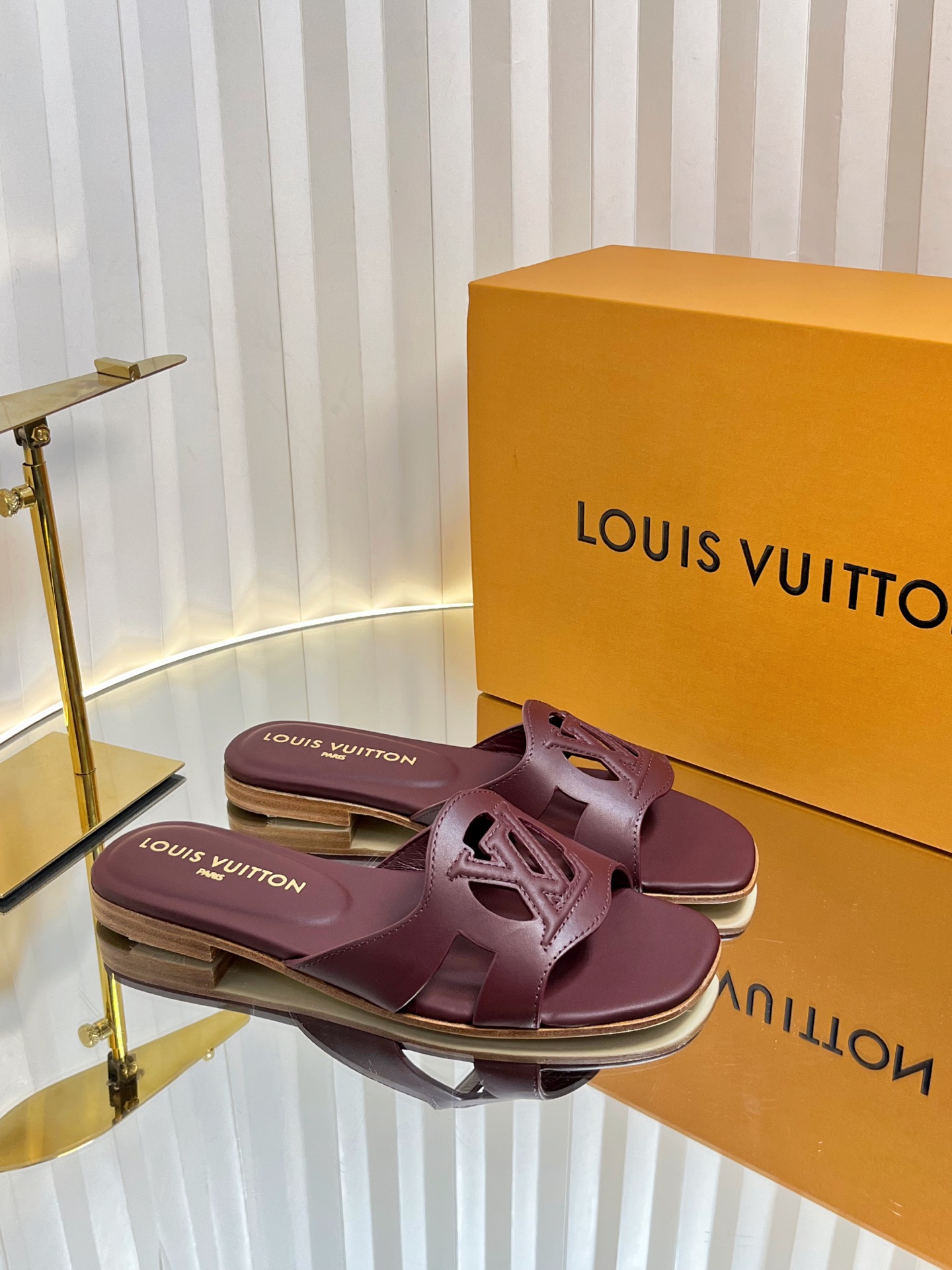 NO:247389,55ss new upgrade, lizard pattern slippers make the lizard pattern slippers more unique. This LV Isola flat sandals are made of soft cowhide leather, which makes the wide upper hollow LV Circle logo, pursuing the classic style that transcends time. Multi-layer leather builds a wear-resistant integrated outsole, and the padded insole makes the comfort feel upgraded again. Upper: imported calfskin Inner: sheepskin inner lining outsole Italian leather outsole Heel height: flat/4.5 cm Shoe size: 35-42 (40.41.42 custom-made non-return and exchange), slippers, christian louboutin, louis vuitton, slippers, cowhide, sheepskin, Leather soles1986090955ss全新升级 蜥蜴纹拖鞋更显个性 本款 LV Isola 平底凉拖采用柔软牛皮革,令宽幅鞋面呈现镂空 LV Circle 标识,追寻跨越时间的经典格调.多层皮革构筑耐磨一体式外底,衬垫内底令舒适感再度升级. 鞋面: 进口小牛皮 内里: 羊皮内里 大底意大利真皮大底 跟高: 平底/4.5公分 鞋码: 35-42（ 40.41.42定做不退换）,拖鞋,christian louboutin,louis vuitton,slippers,cowhide,sheepskin,Leather soles,Women's Shoes