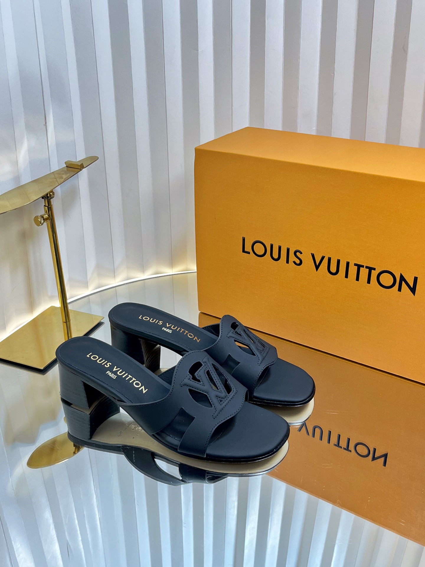 NO:247392,55ss new upgrade, lizard pattern slippers make the lizard pattern slippers more personalized. This LV Isola flat sandals are made of soft cowhide leather, which makes the wide upper hollow LV Circle logo, pursuing the classic style that spans time. Multi-layer leather builds a wear-resistant integrated outsole, and the padded insole makes the comfort upgraded again. Upper: Imported calfskin Inner: Sheepskin Inner Outsole Italian leather Outsole Heel height: Flat/4.5 cm Shoe size: 35-42 (40.41.42, slippers, christian louboutin, louis vuitton, slippers, cowhide, sheepskin, Leather soles1986090955ss全新升级 蜥蜴纹拖鞋更显个性 本款 LV Isola 平底凉拖采用柔软牛皮革,令宽幅鞋面呈现镂空 LV Circle 标识,追寻跨越时间的经典格调.多层皮革构筑耐磨一体式外底,衬垫内底令舒适感再度升级. 鞋面: 进口小牛皮 内里: 羊皮内里 大底意大利真皮大底 跟高: 平底/4.5公分 鞋码: 35-42（ 40.41.42,拖鞋,christian louboutin,louis vuitton,slippers,cowhide,sheepskin,Leather soles,Women's Shoes