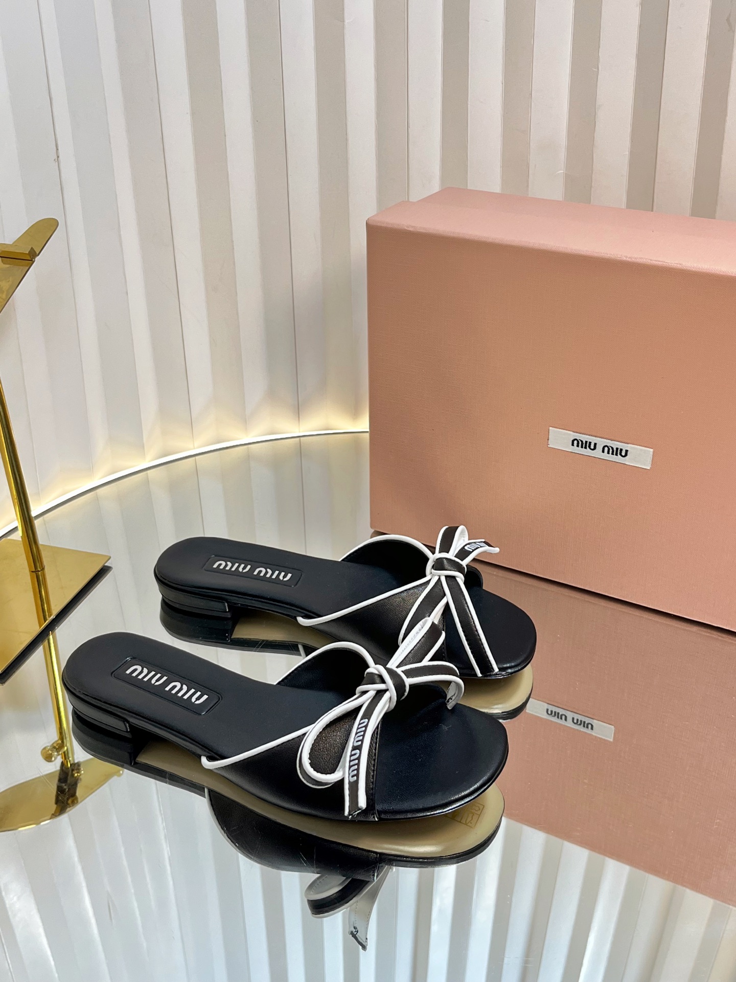 NO:248568,miumiu25ss spring and summer Miaomiao bow slippers pure leather sandals simple and beautiful, with tone; sheepskin footrest, genuine leather sole with a little heel, spring and summer matching is so beautiful size 34-41 (34.40.41 custom made), slippers, miumiu, slippers, sheepskin, Leather soles19860909miumiu25ss春夏缪缪蝴蝶结拖鞋纯皮凉拖鞋 简约好看,有调性；羊皮垫脚,真皮大底 鞋底带一丢丢跟,春夏搭配太美了 size 34-41（34.40.41订做）,拖鞋,miumiu,slippers,sheepskin,Leather soles,Women's Shoes