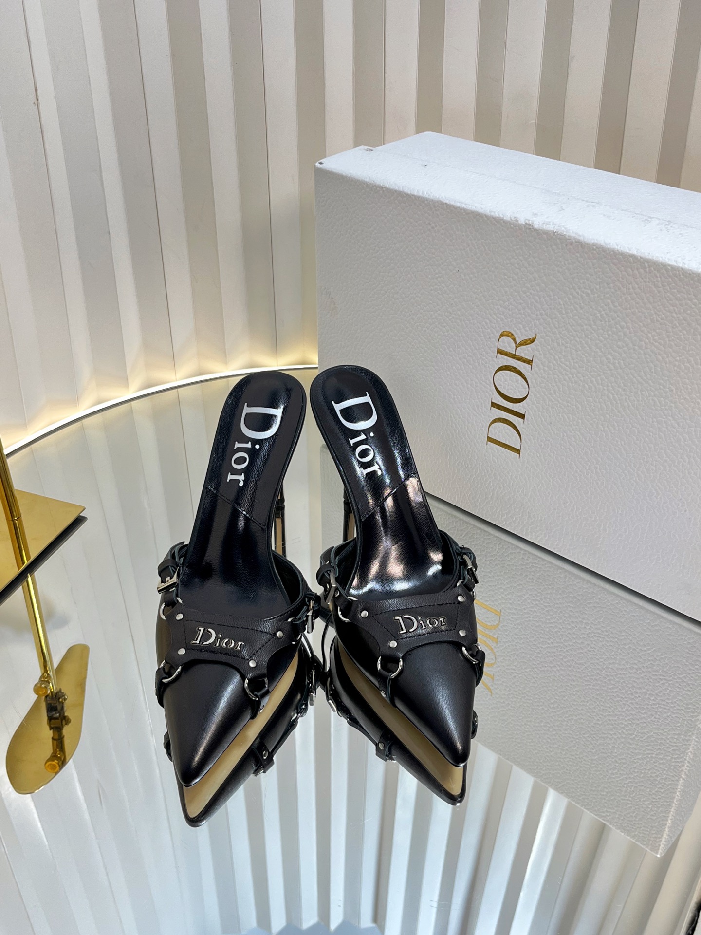 NO:241804,D*ior Classic Hot Series... Fashion Punk Series. Vintage Medium (I won't talk about how good it looks) Original purchase Original mold opening, no-similar high heels that are all over the street, three-dimensional, cool and cool, worth collecting Material: imported sheepskin Toe hardware manual sewing Non-market printing process on the market Complex inner sheepskin Italian leather outsole Heel height: 8.5cm Two colors on sale: white black Size: 35–41 (40.41 custom-made without return), high heels, sandals, high heels, sheepskin, Leather soles19860909D*ior迪*奥经典爆款系列…… 时尚朋克系列.vintage中古（有多好看我就不说了）原版购入 原版开模、不会撞款满大街的高跟鞋五金字母立体、帅酷相加、值得收藏 材质:进口羊皮 鞋头五金人工缝制 非市面上的印膜工艺复杂  内里羊皮 意大利真皮大底 跟高:8.5cm 两色发售:白 黑 尺码:35–41（40.41定制不退换）,高跟鞋凉鞋,sandals,high heels,sheepskin,Leather soles,Women's Shoes