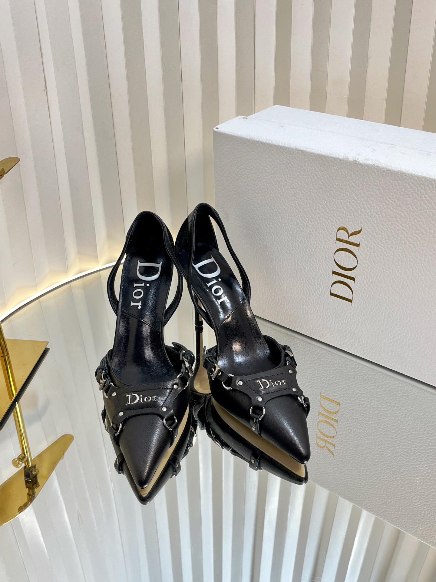 NO:241796,D*ior Classic Hot Series... Fashion Punk Series. Vintage Medium (I won't talk about how good it looks) Original purchase Original mold opening, no-similar high heels that are all over the street, three-dimensional, cool and cool, worth collecting Material: imported sheepskin Toe hardware manual sewing Non-market printing process on the market Complex inner sheepskin Italian leather outsole Heel height: 8.5cm Two colors on sale: white black Size: 35–41 (40.41 custom-made without return), high heels, sandals, high heels, sheepskin, Leather soles19860909D*ior迪*奥经典爆款系列…… 时尚朋克系列.vintage中古（有多好看我就不说了）原版购入 原版开模、不会撞款满大街的高跟鞋五金字母立体、帅酷相加、值得收藏 材质:进口羊皮 鞋头五金人工缝制 非市面上的印膜工艺复杂  内里羊皮 意大利真皮大底 跟高:8.5cm 两色发售:白 黑 尺码:35–41（40.41定制不退换）,高跟鞋凉鞋,sandals,high heels,sheepskin,Leather soles,Women's Shoes