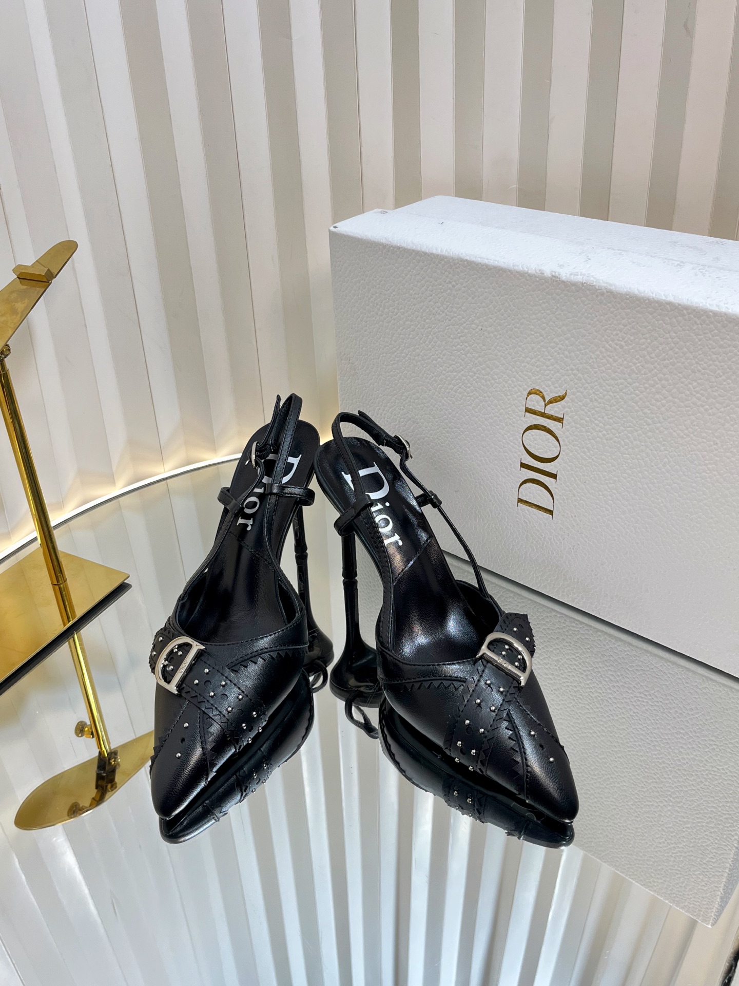 NO:248563,D*ior Classic Hot Series... Fashion Punk Series. Vintage Medium (I won't talk about how good it looks) Original purchase Original mold opening, no-similar high heels that are all over the street, three-dimensional, cool and cool, worth collecting Material: imported sheepskin Toe hardware manual sewing Non-market printing process on the market Complex inner sheepskin Italian leather outsole Heel height: 8.5cm Two colors on sale: white black Size: 35–41 (40.41 custom-made without return), high heels, sandals, high heels, sheepskin, Leather soles19860909D*ior迪*奥经典爆款系列…… 时尚朋克系列.vintage中古（有多好看我就不说了）原版购入 原版开模、不会撞款满大街的高跟鞋五金字母立体、帅酷相加、值得收藏 材质:进口羊皮 鞋头五金人工缝制 非市面上的印膜工艺复杂  内里羊皮 意大利真皮大底 跟高:8.5cm 两色发售:白 黑 尺码:35–41（40.41定制不退换）,高跟鞋凉鞋,sandals,high heels,sheepskin,Leather soles,Women's Shoes